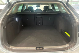 harmaa Volkswagen Passat 2026 kuva 11.