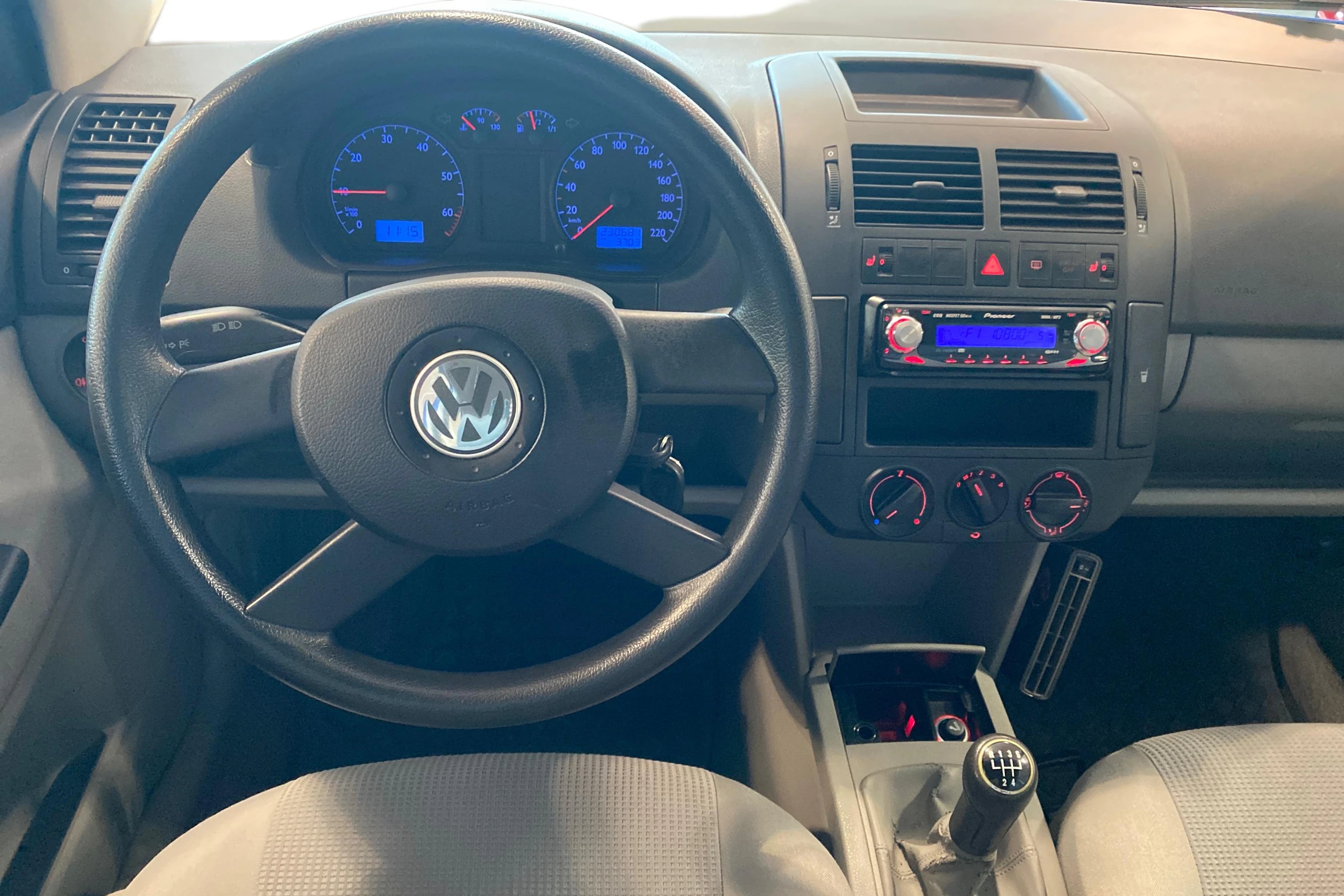 punainen Volkswagen Polo 2004 kuva 7.