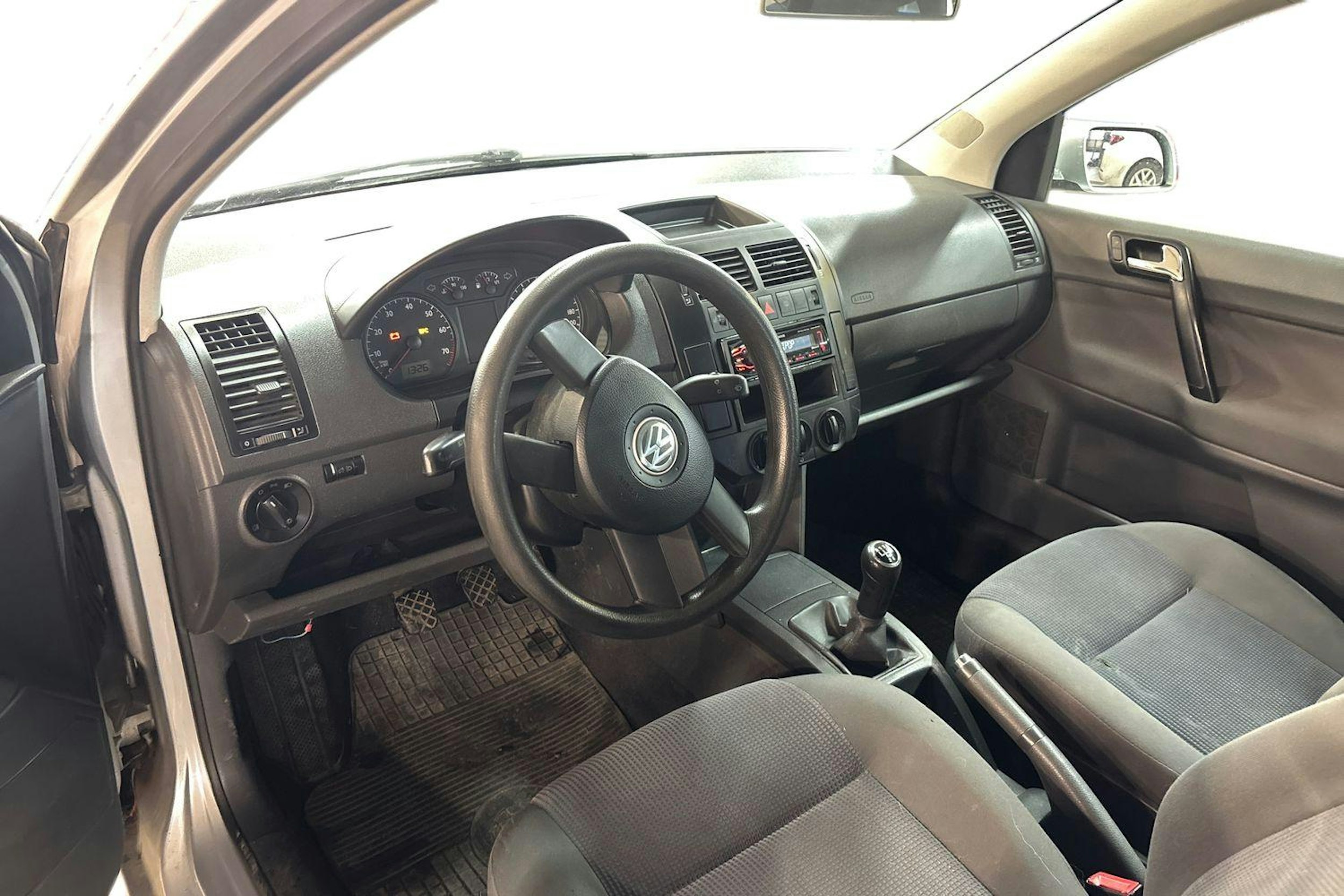 harmaa Volkswagen Polo 2004 kuva 6.