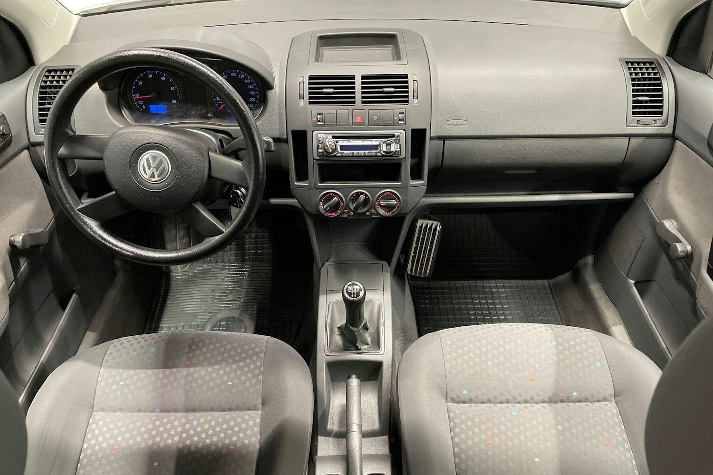 valkoinen Volkswagen Polo 2004 kuva 9.