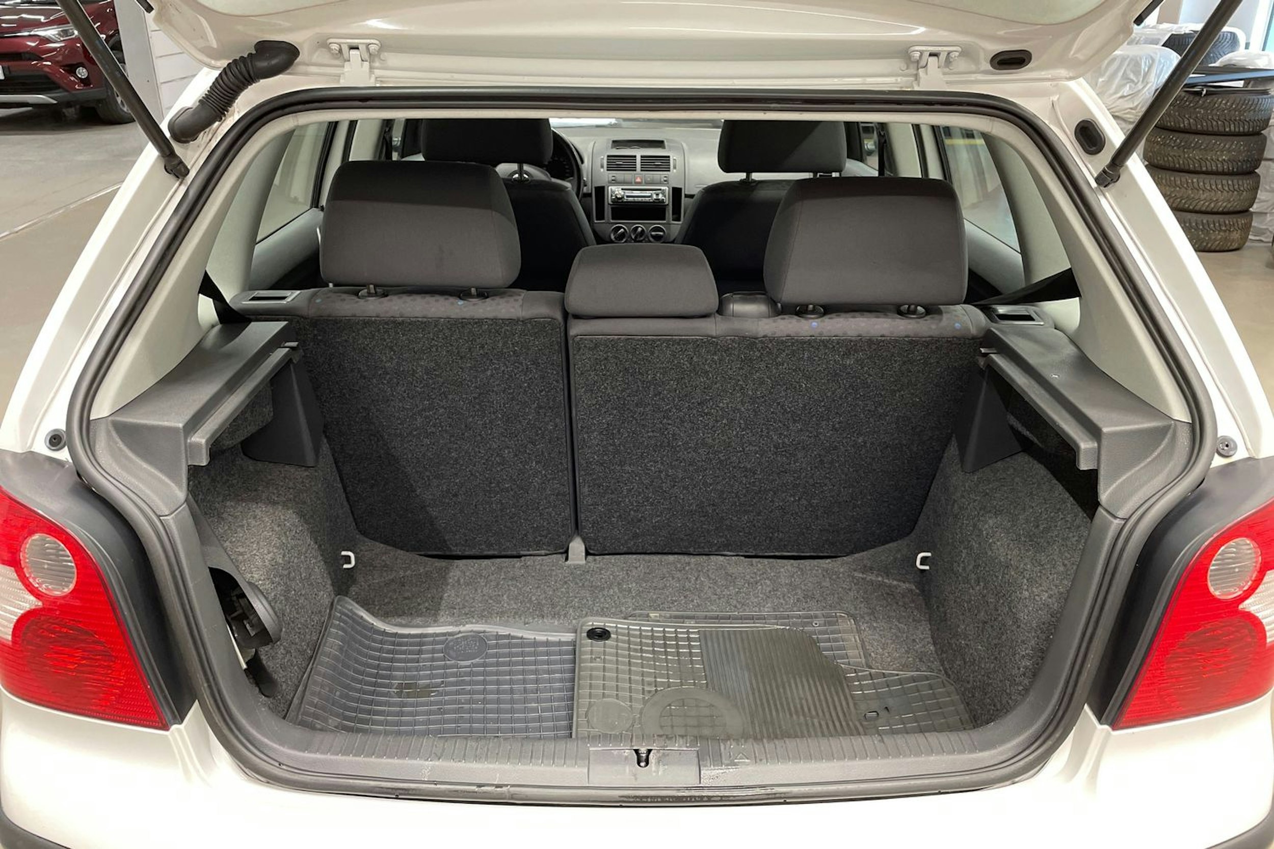 valkoinen Volkswagen Polo 2004 kuva 14.