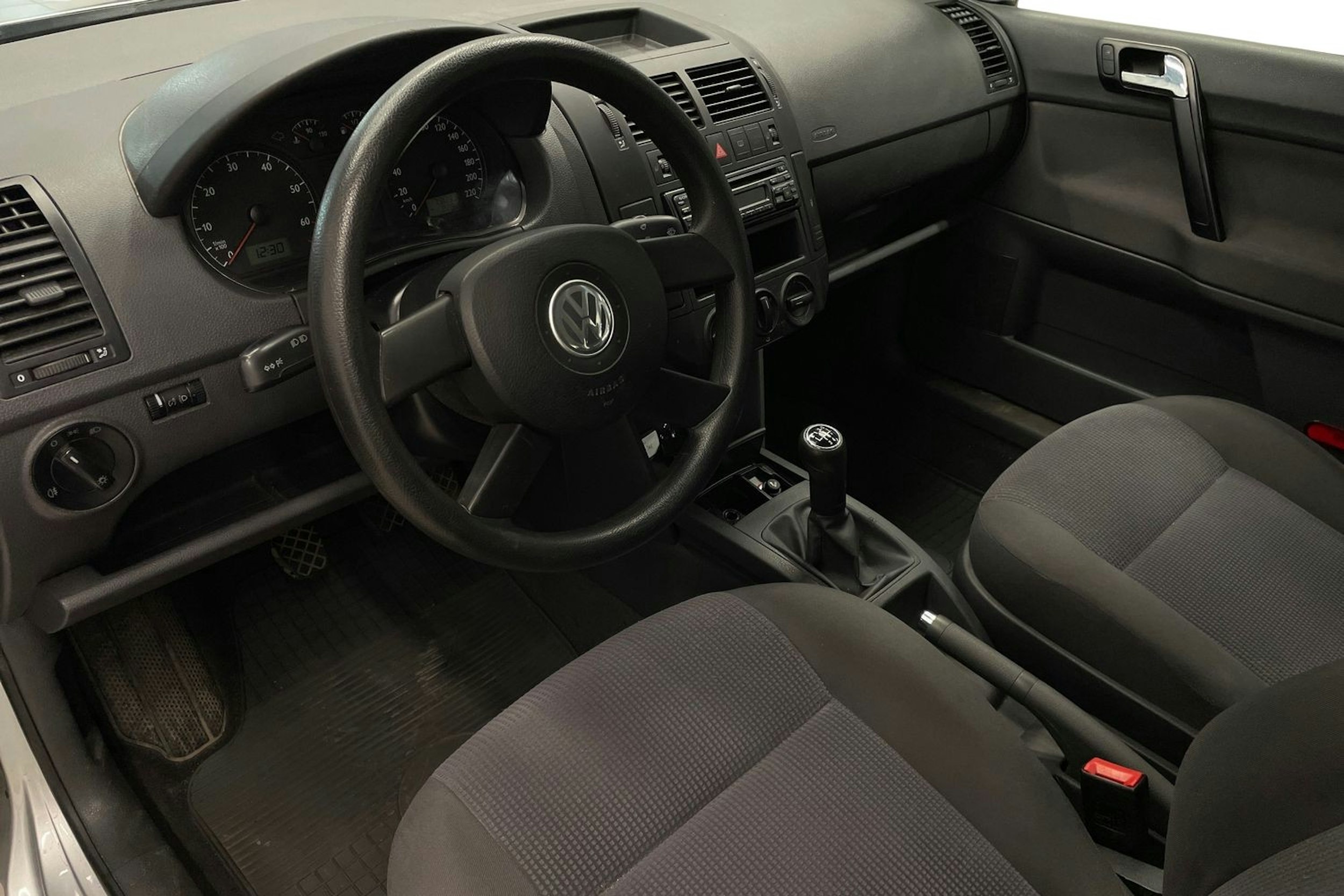 Harmaa Volkswagen POLO 2004 kuva 7.