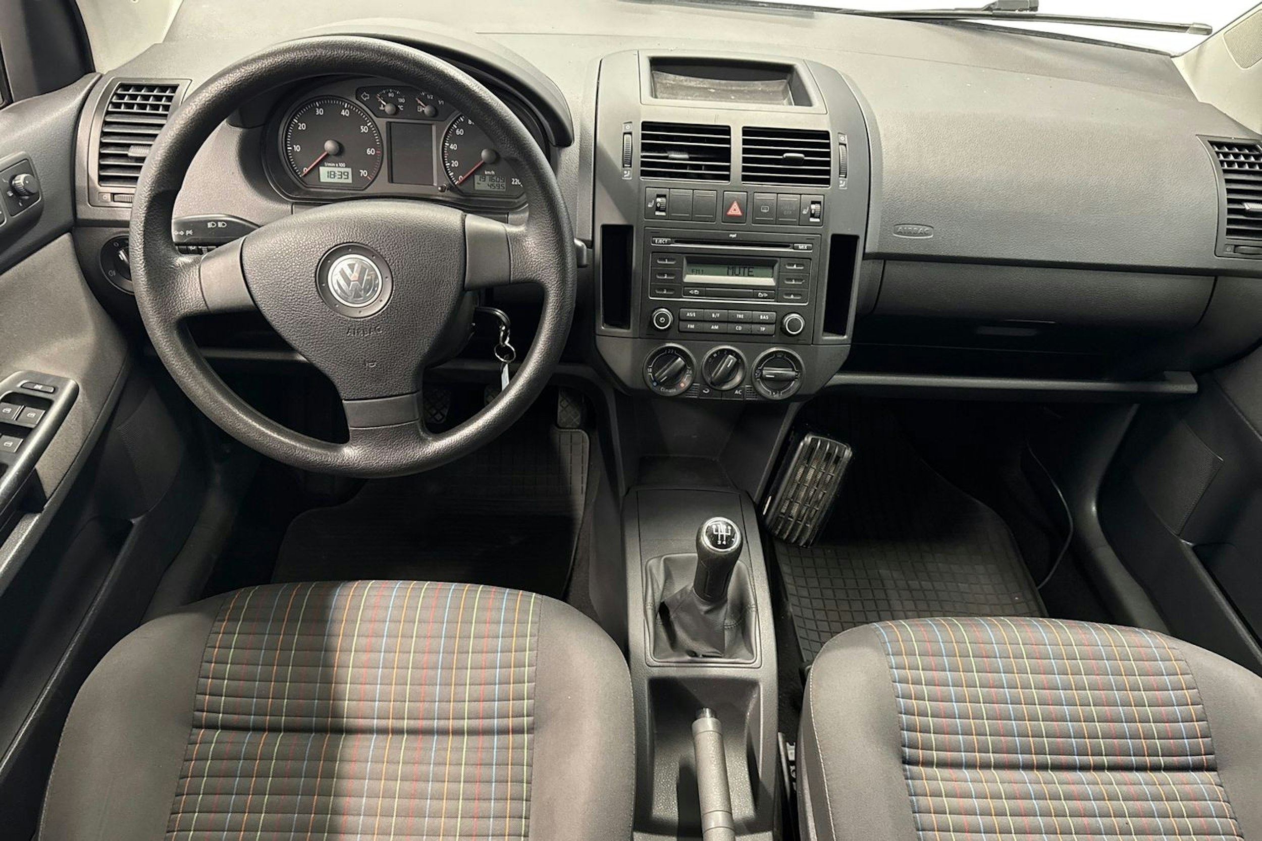 harmaa Volkswagen Polo 2007 kuva 9.