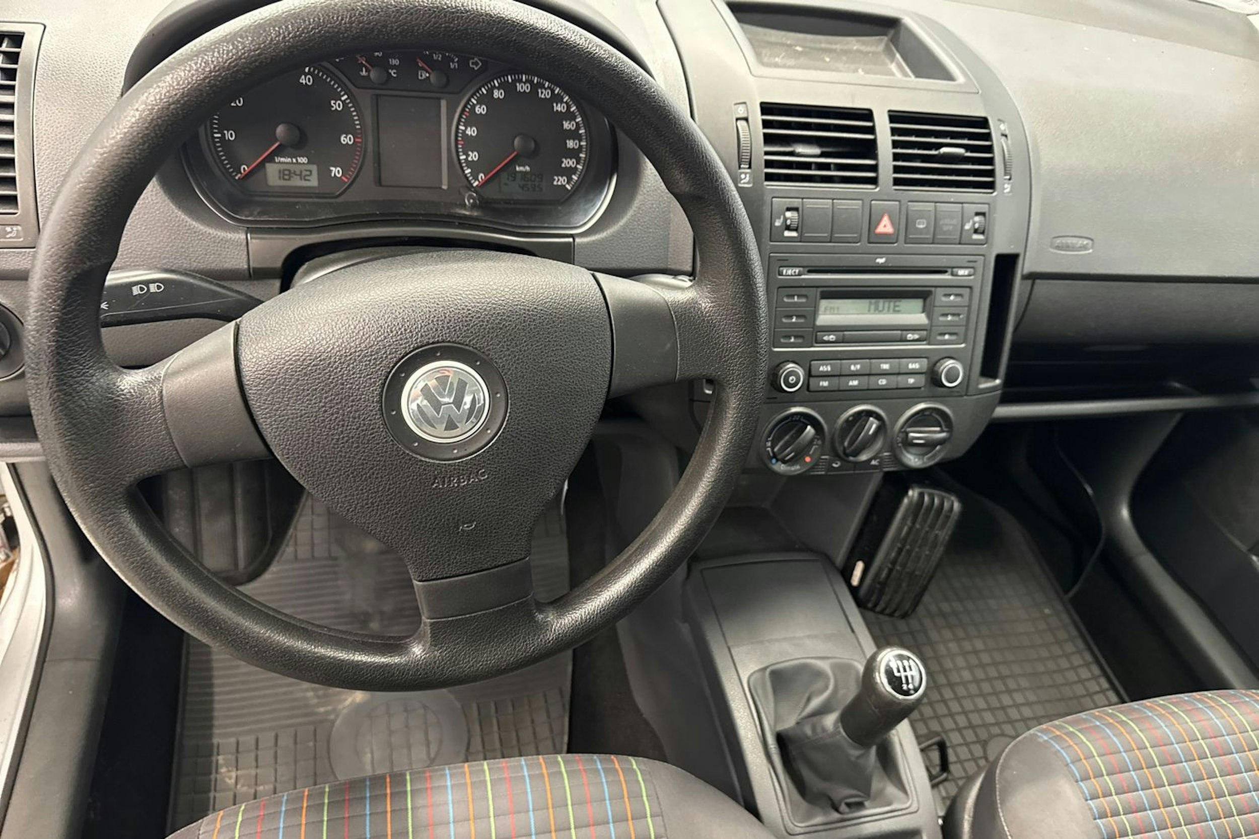 harmaa Volkswagen Polo 2007 kuva 18.