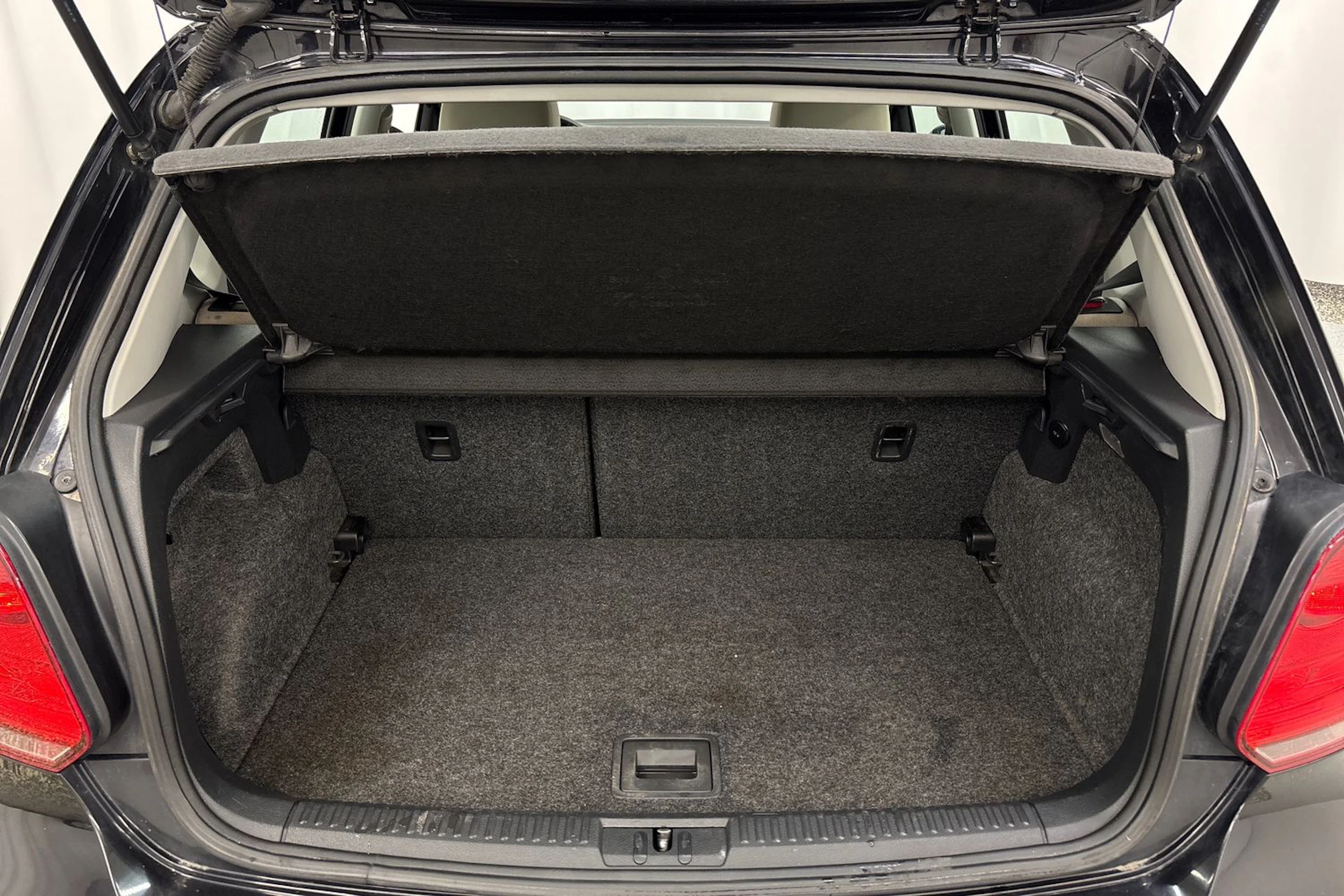 musta Volkswagen Polo 2010 kuva 11.