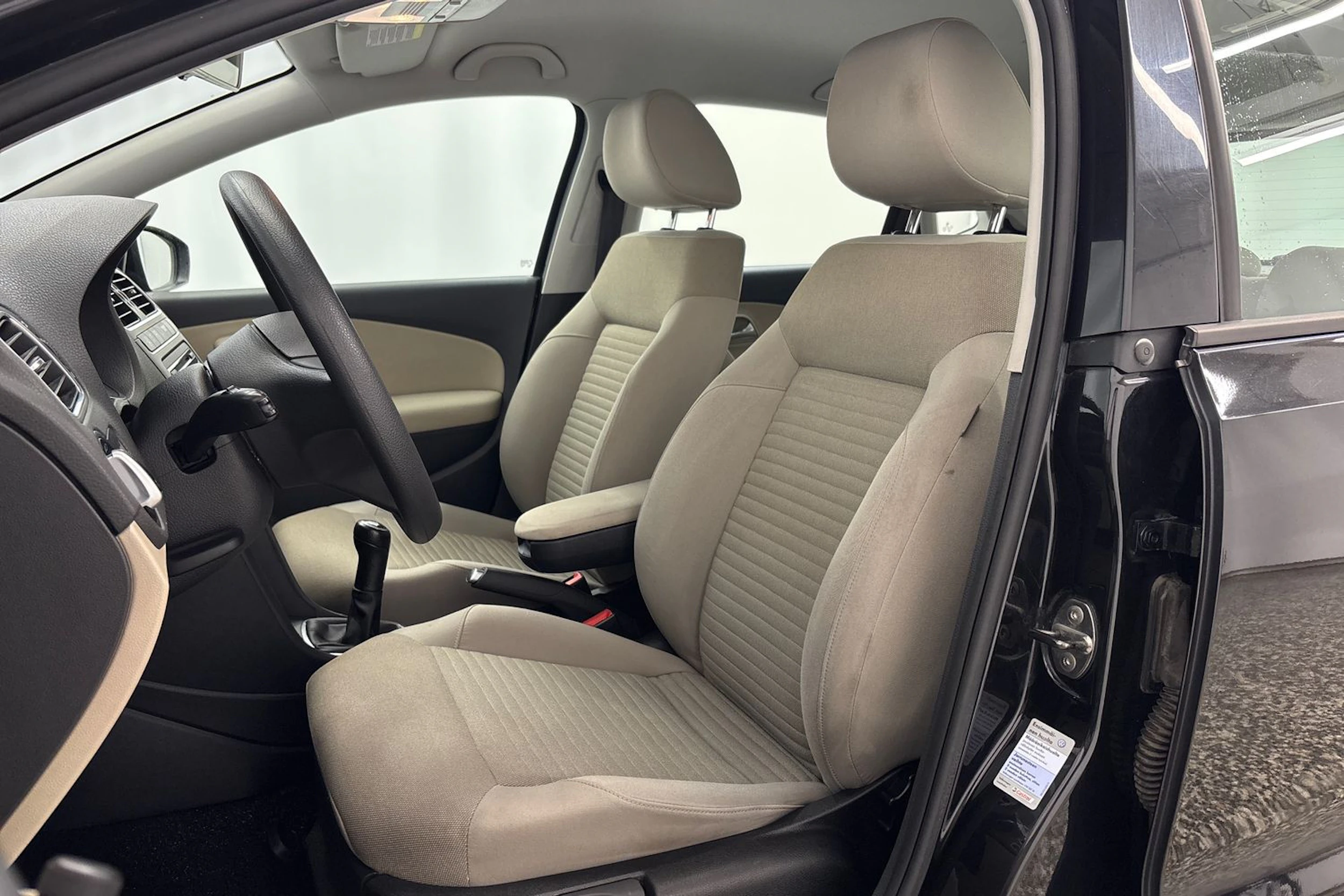 musta Volkswagen Polo 2010 kuva 12.