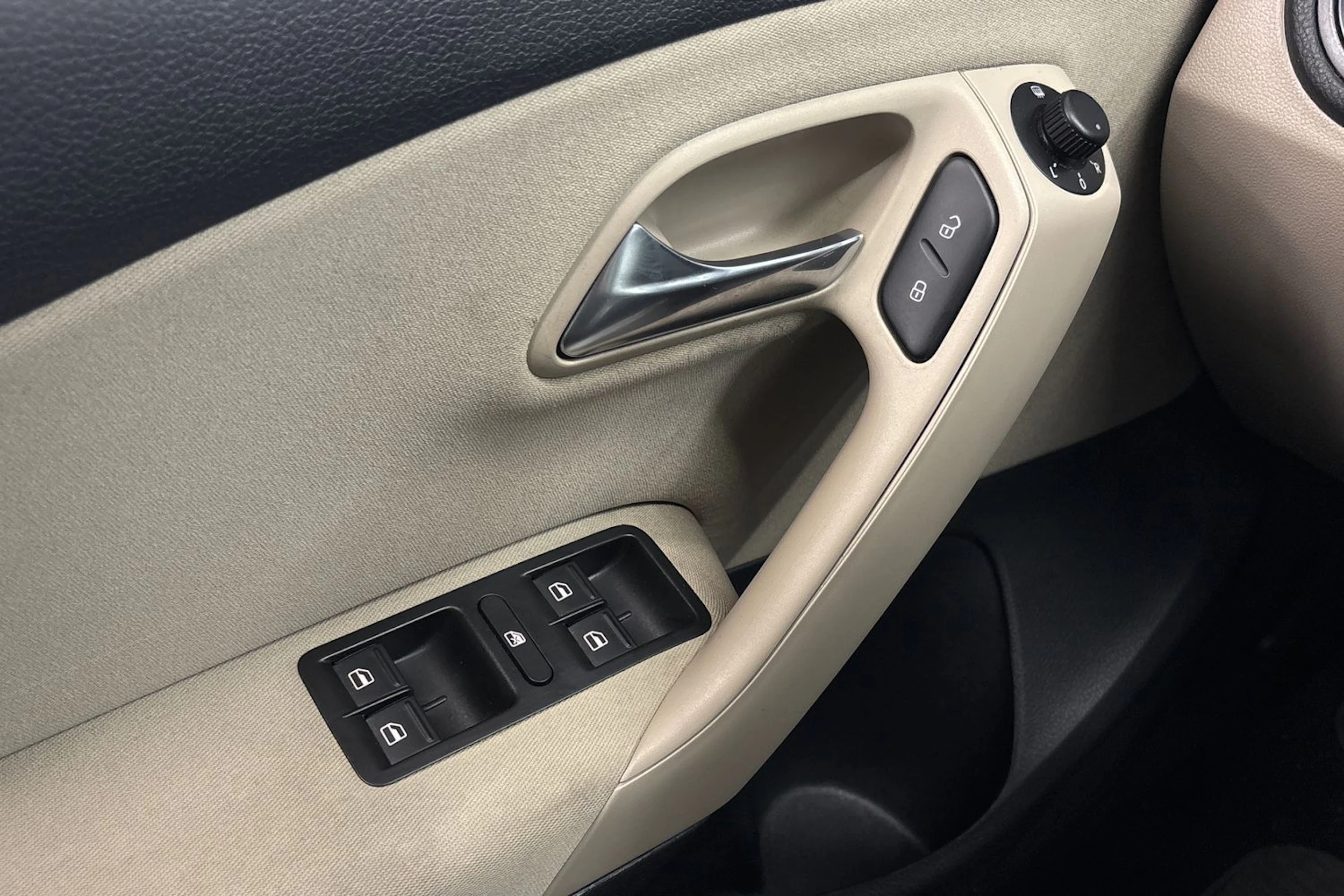 musta Volkswagen Polo 2010 kuva 15.
