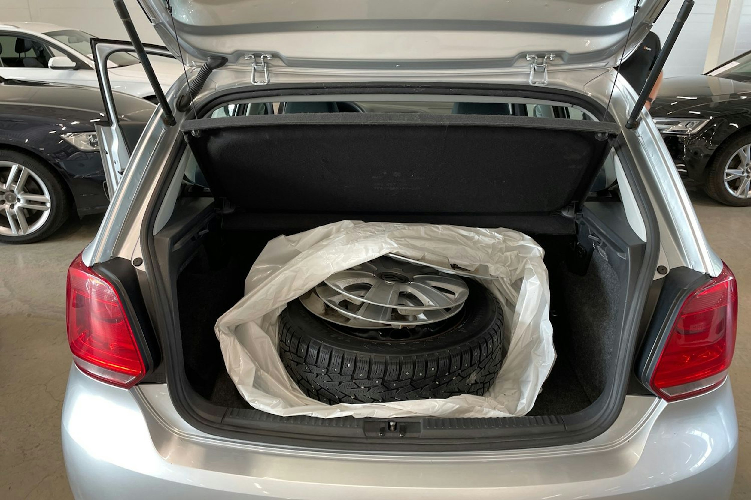 harmaa Volkswagen Polo 2011 kuva 25.