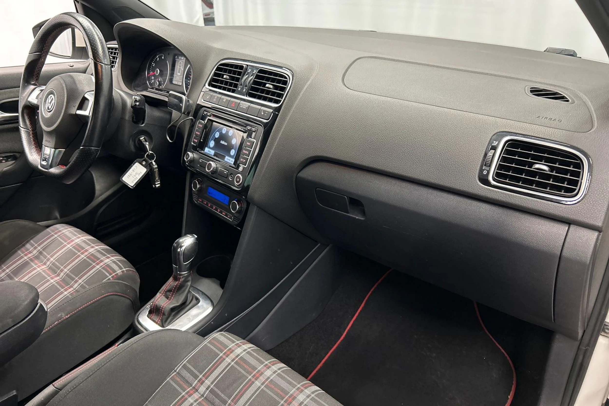 valkoinen Volkswagen Polo 2011 kuva 12.