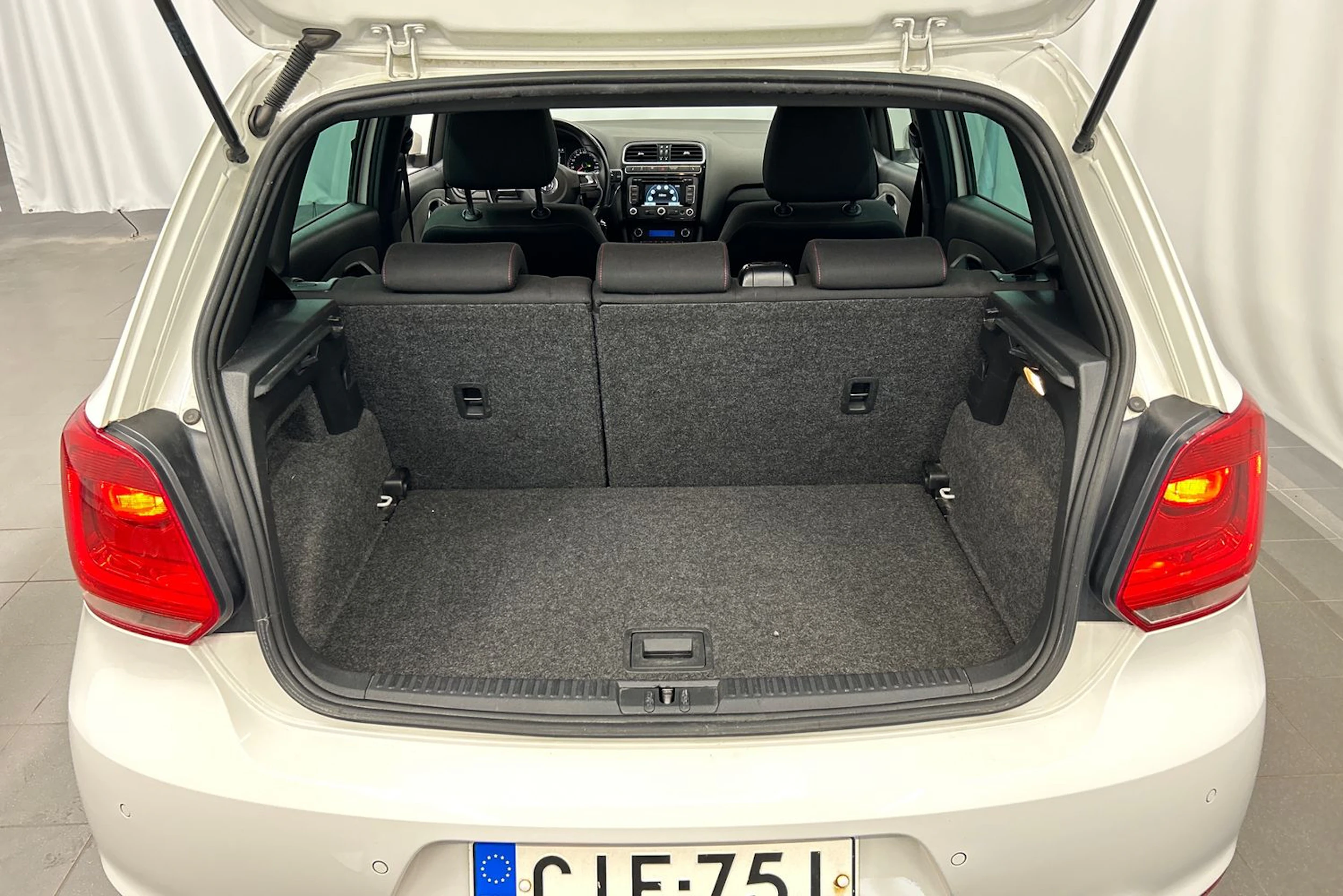 valkoinen Volkswagen Polo 2011 kuva 13.