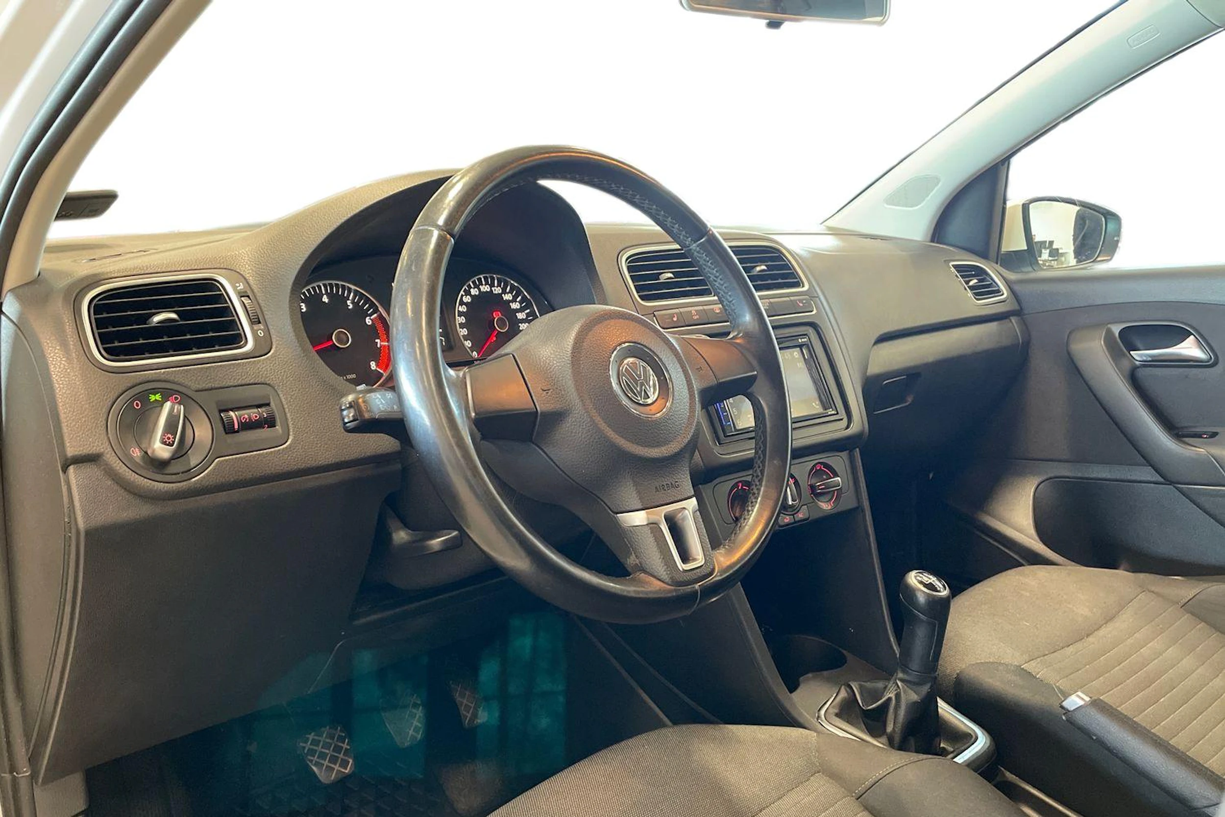 valkoinen Volkswagen Polo 2011 kuva 8.