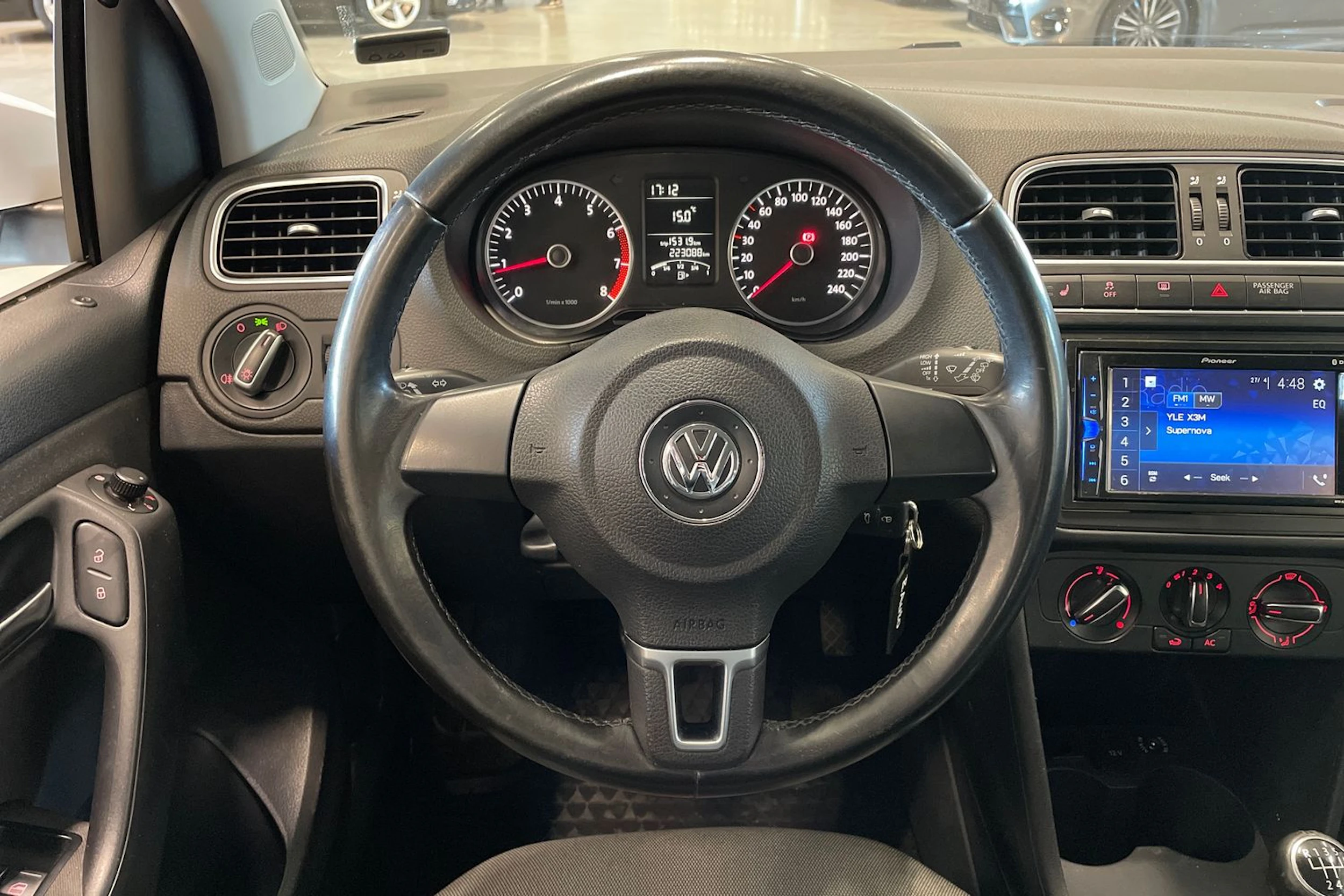 valkoinen Volkswagen Polo 2011 kuva 16.