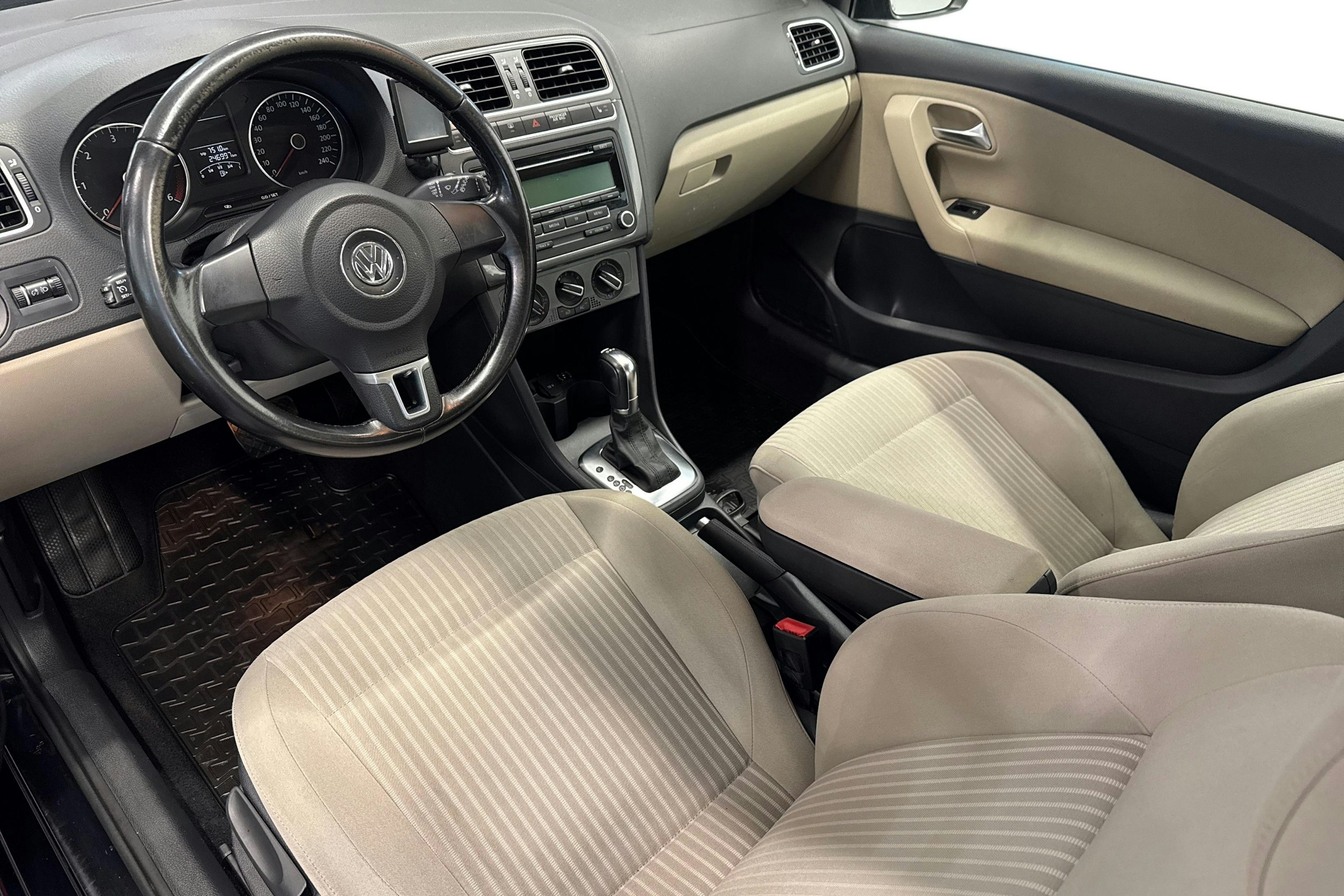 musta Volkswagen Polo 2011 kuva 7.