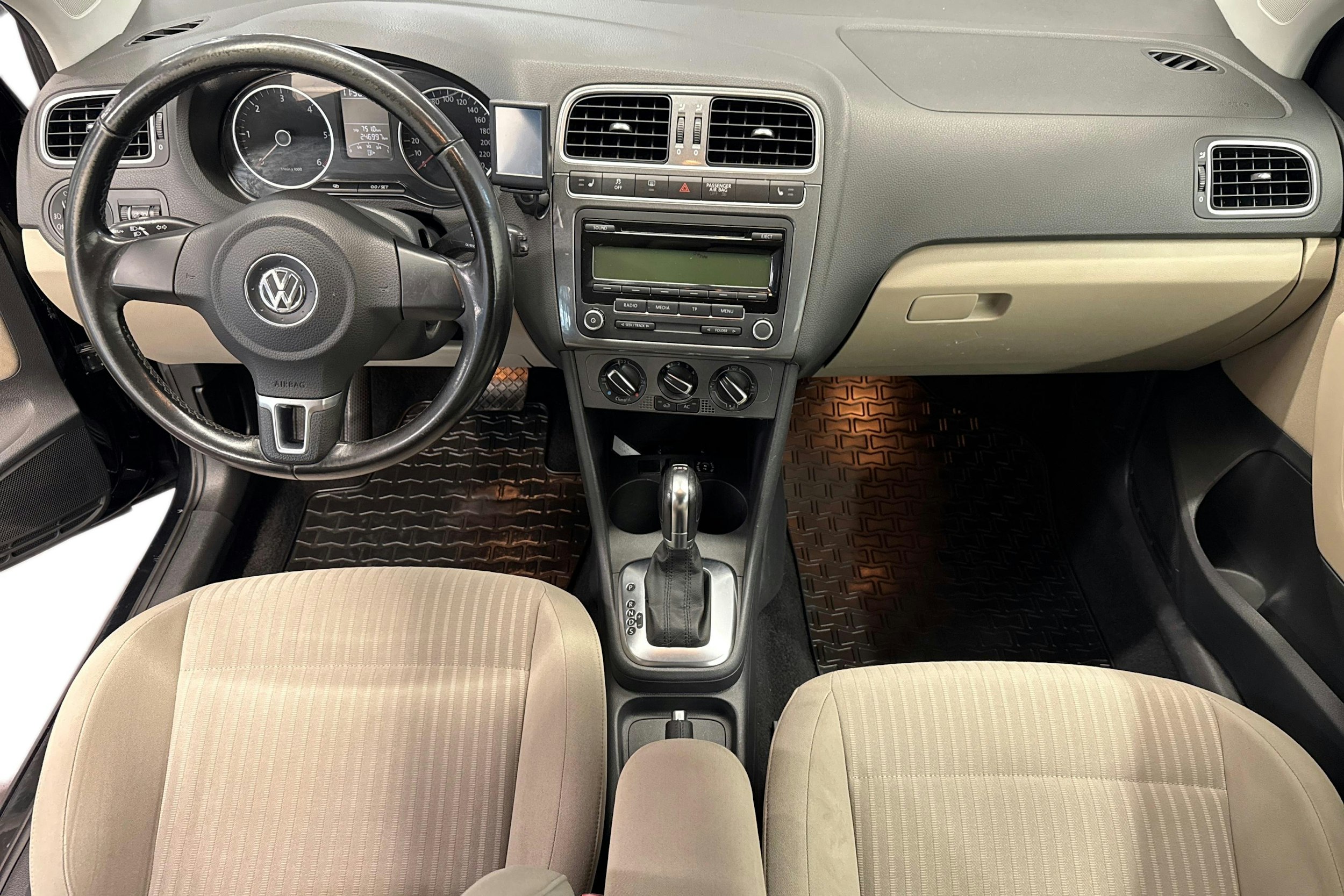 musta Volkswagen Polo 2011 kuva 9.