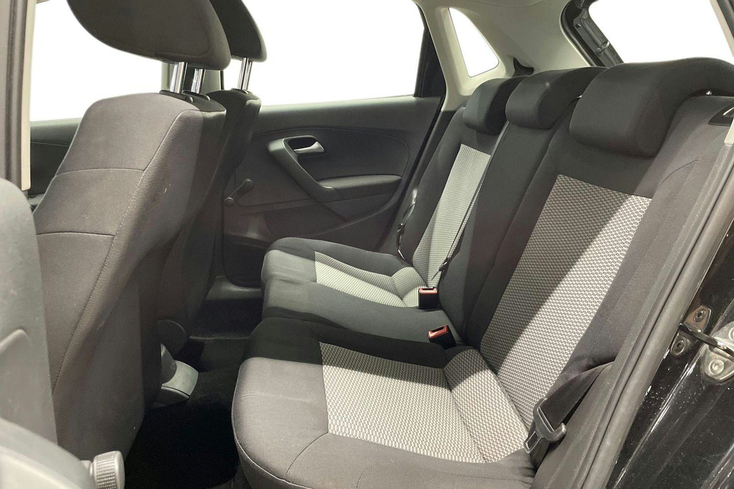 musta Volkswagen Polo 2011 kuva 7.