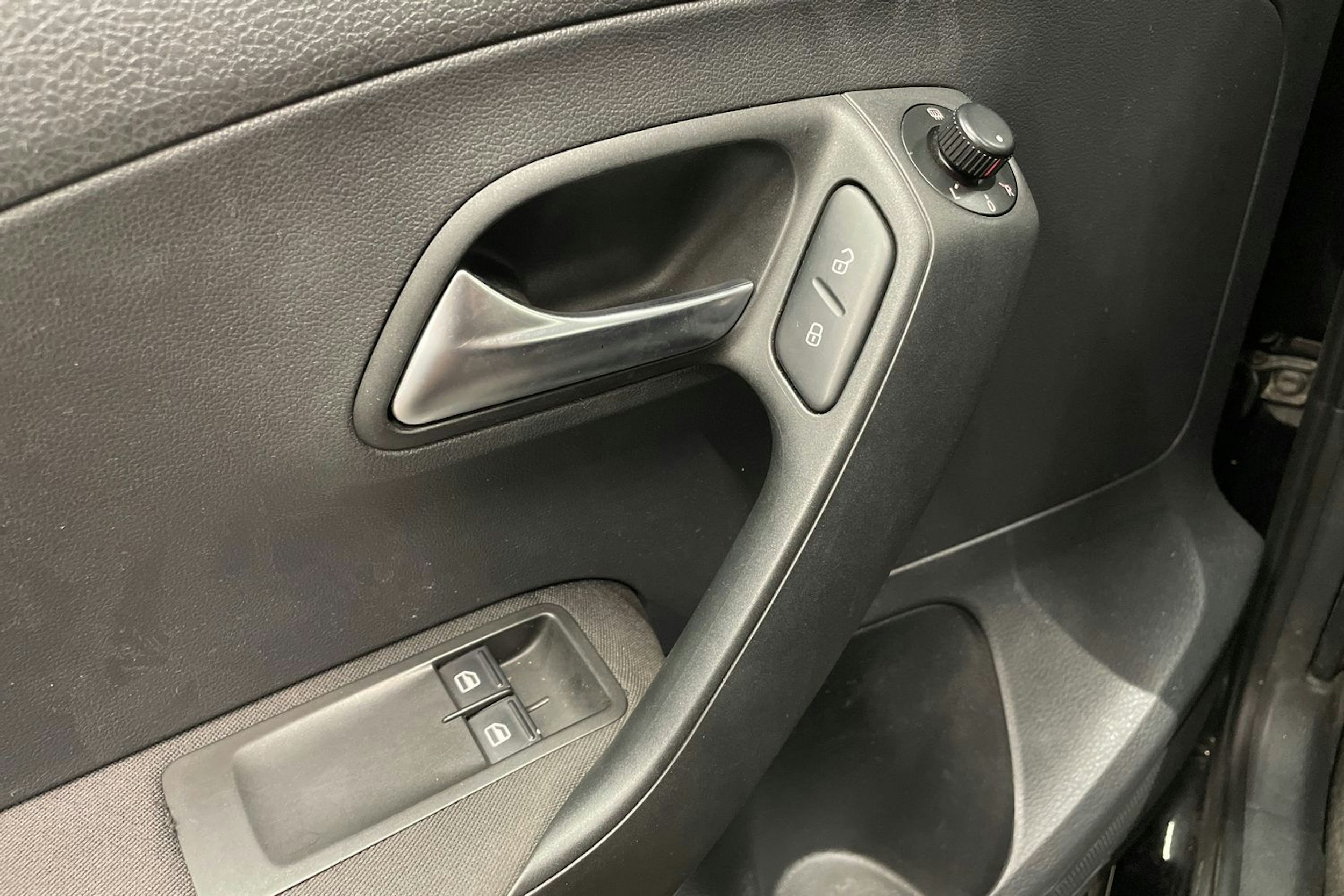 musta Volkswagen Polo 2011 kuva 37.