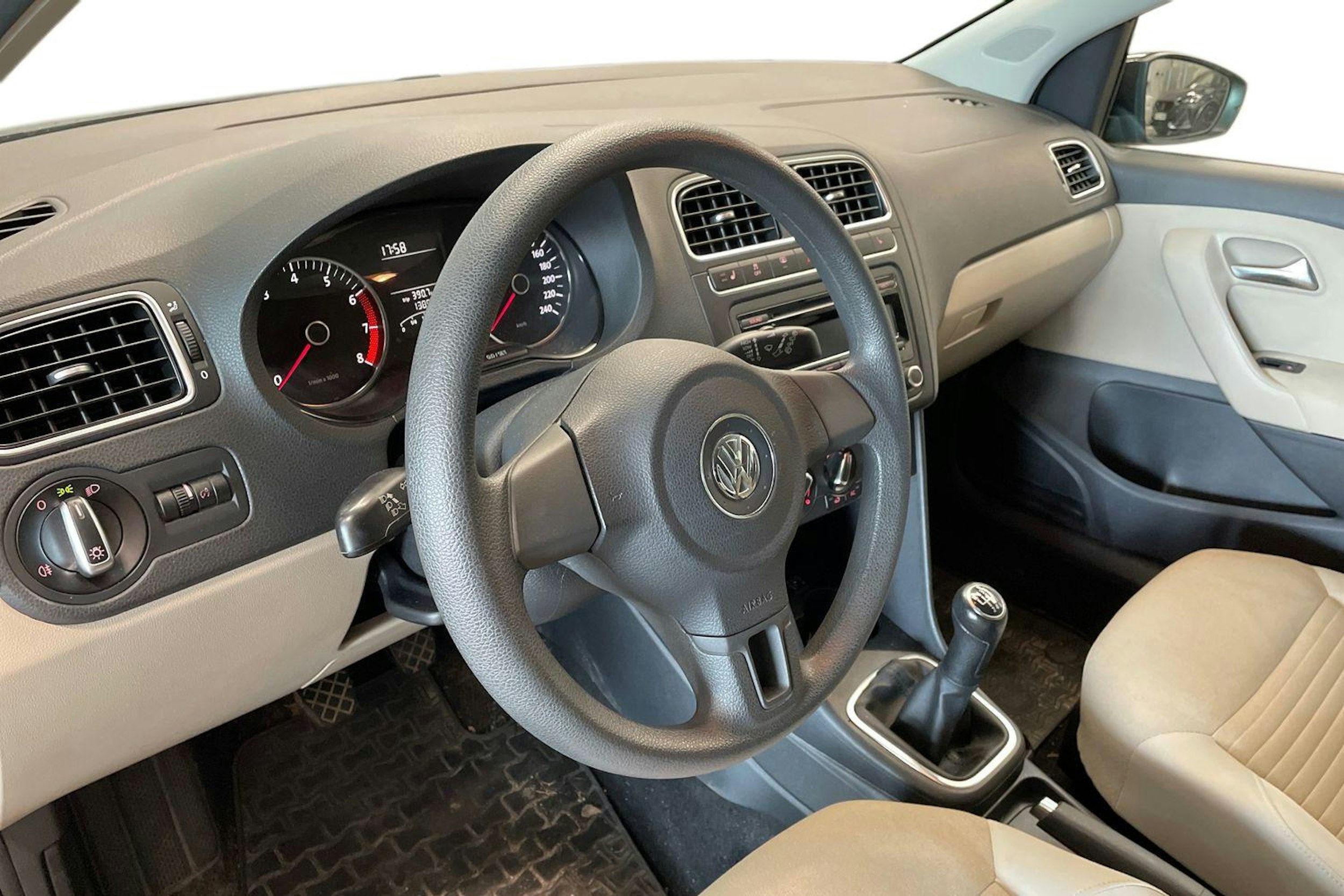 musta Volkswagen Polo 2011 kuva 3.