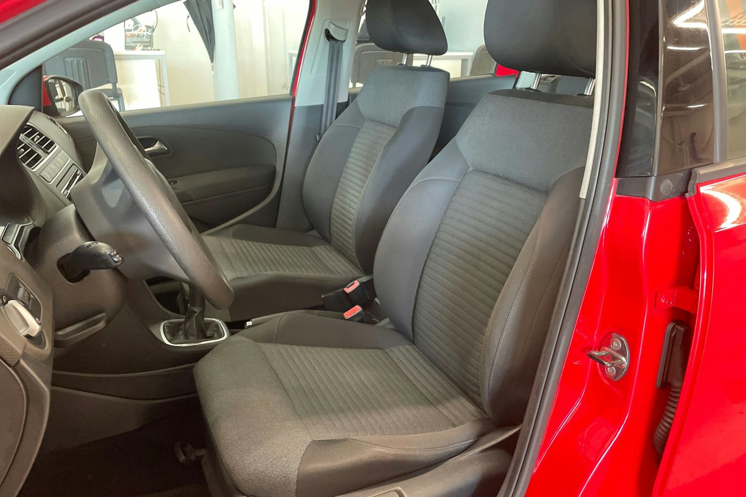 punainen Volkswagen Polo 2011 kuva 11.