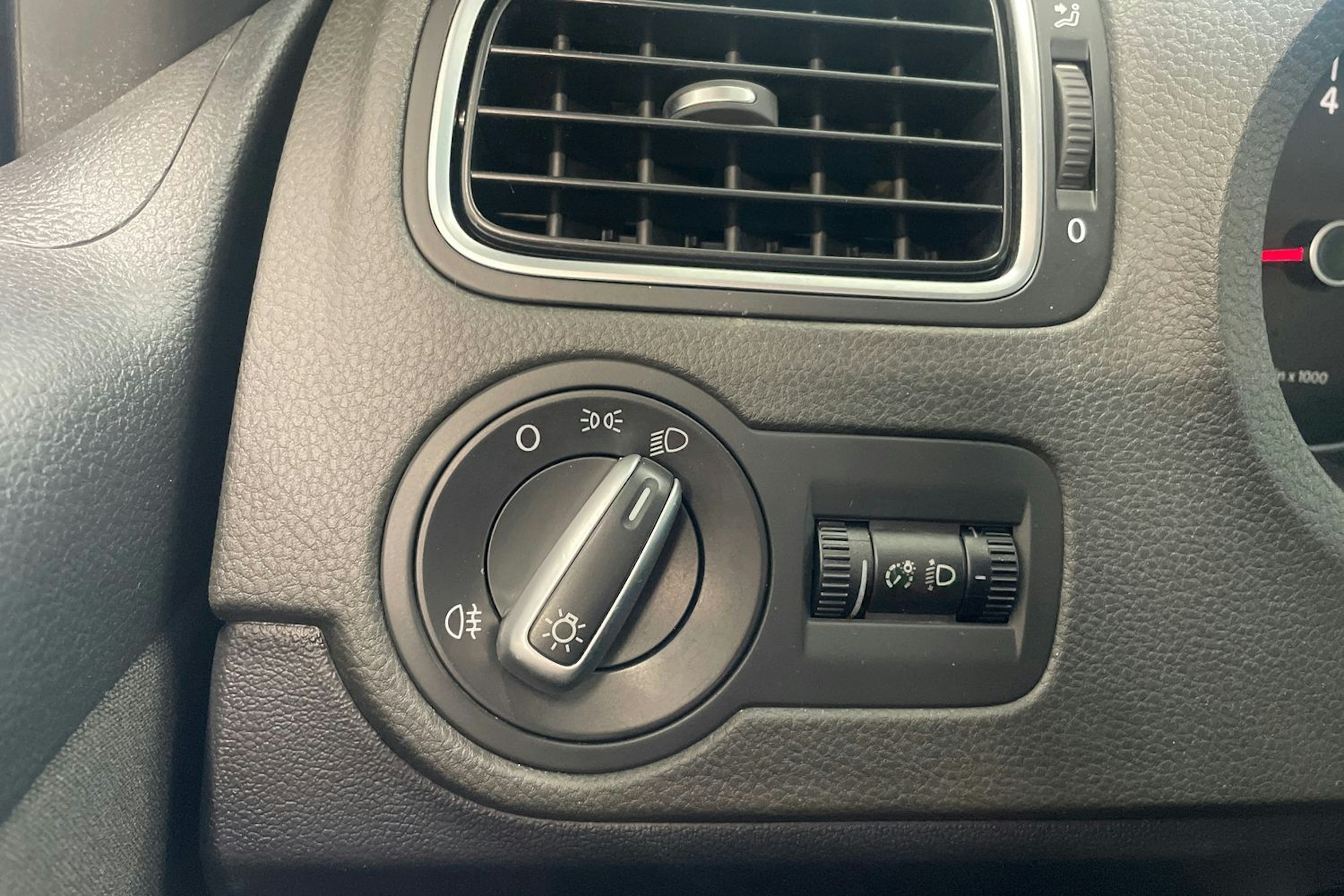 punainen Volkswagen Polo 2011 kuva 15.