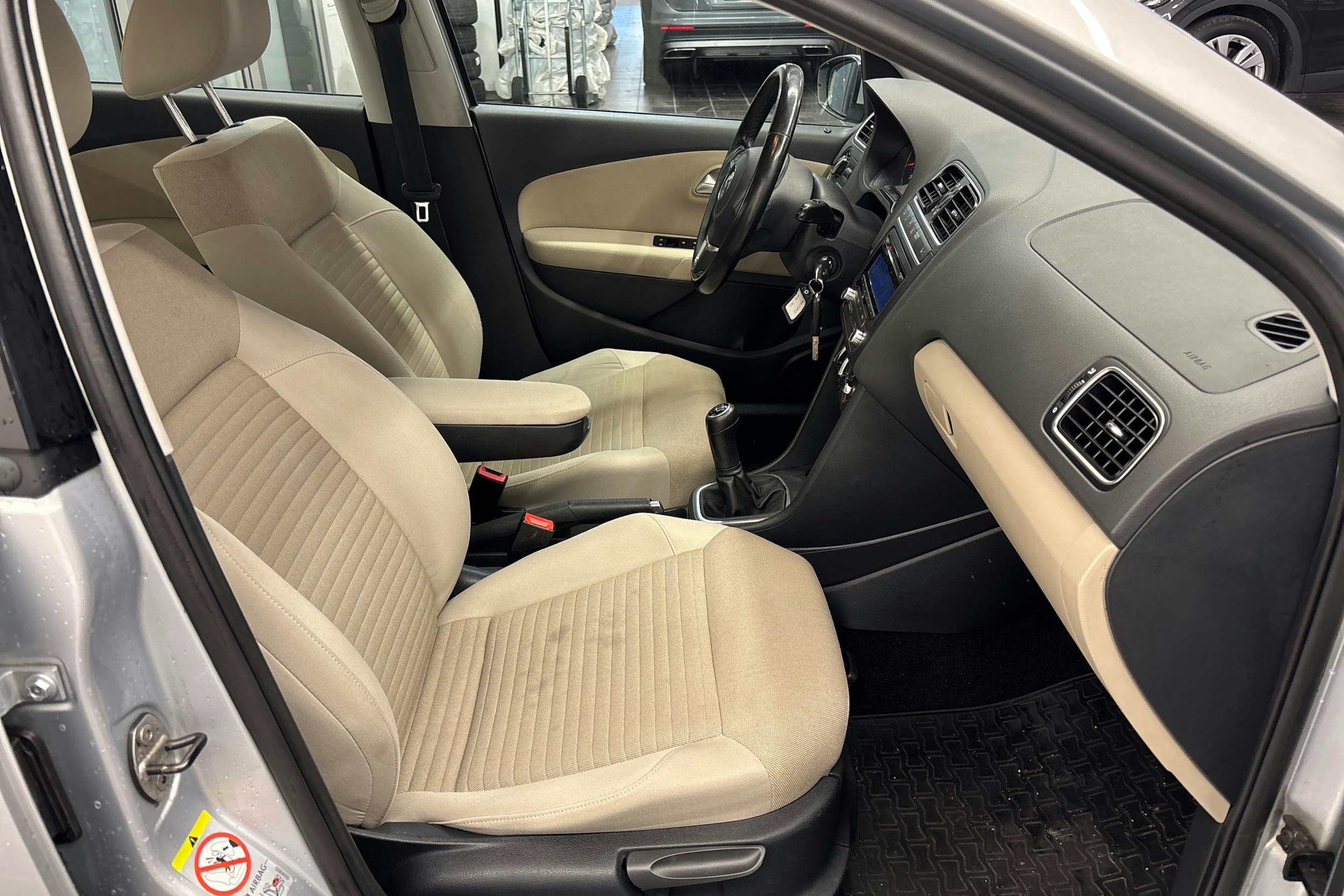 harmaa Volkswagen Polo 2011 kuva 14.