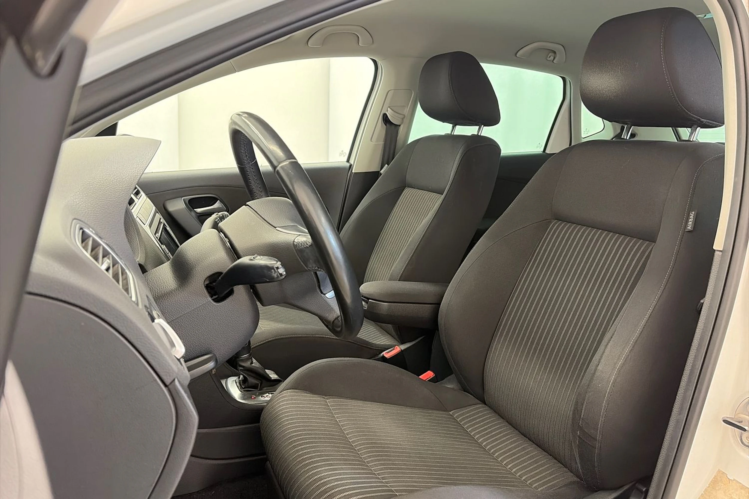 valkoinen Volkswagen Polo 2011 kuva 12.