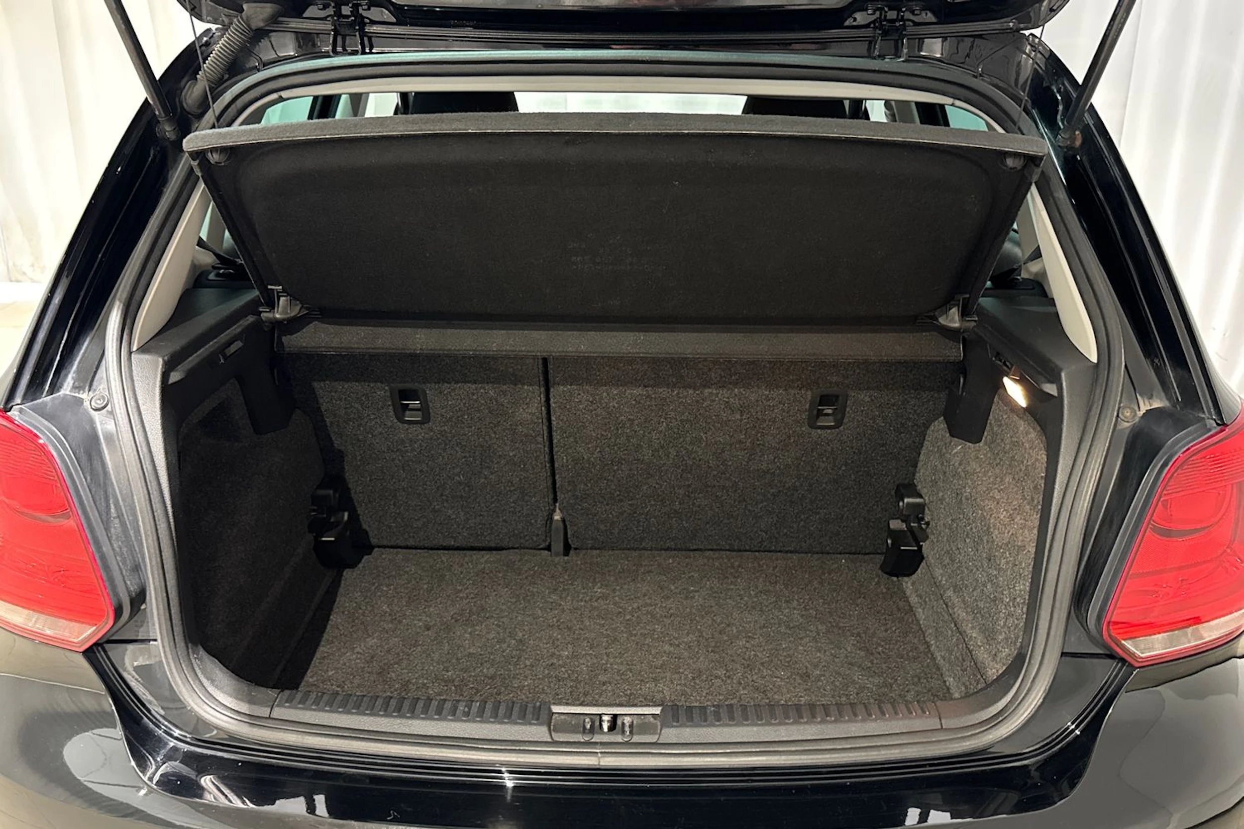 musta Volkswagen Polo 2011 kuva 12.