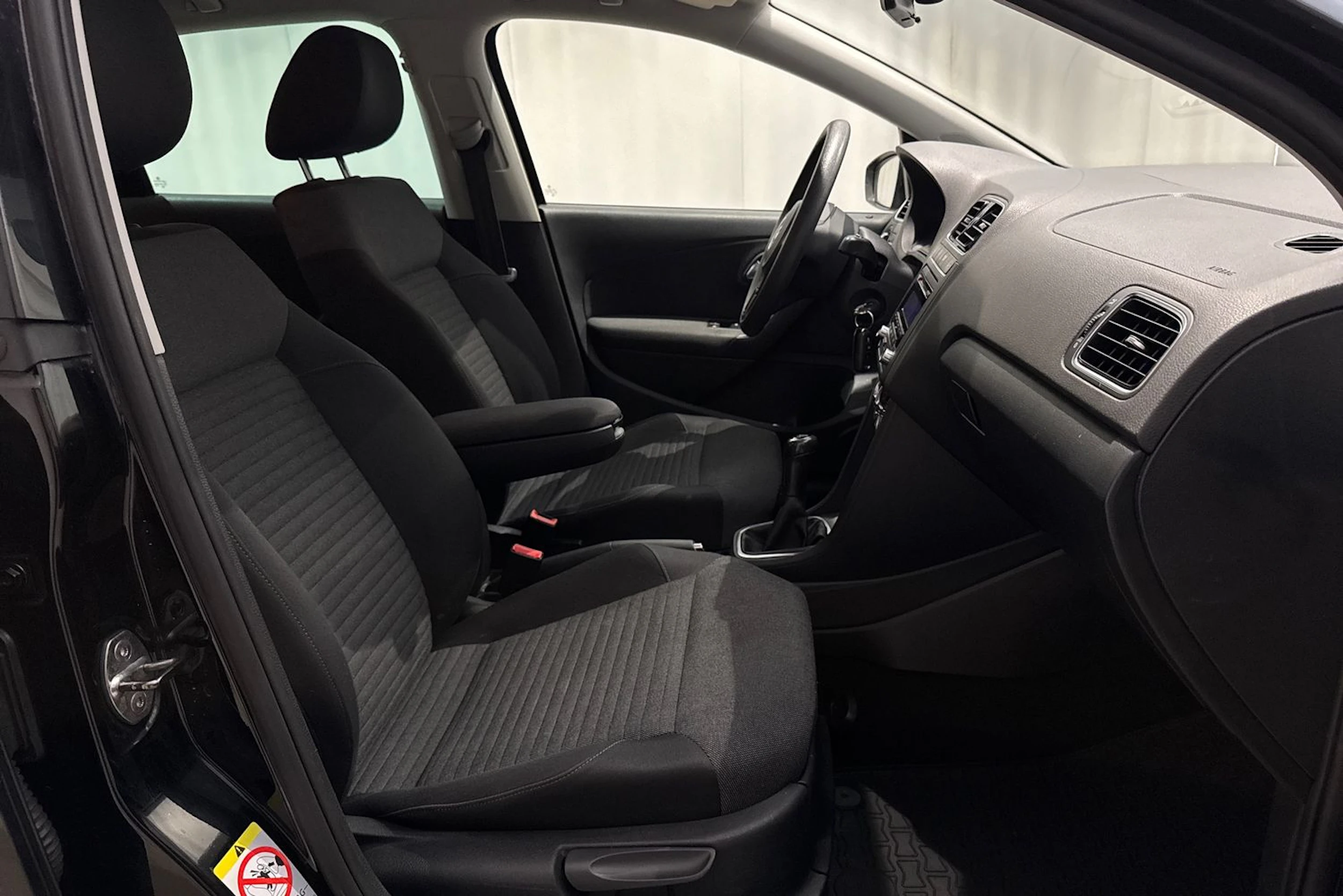 musta Volkswagen Polo 2011 kuva 13.