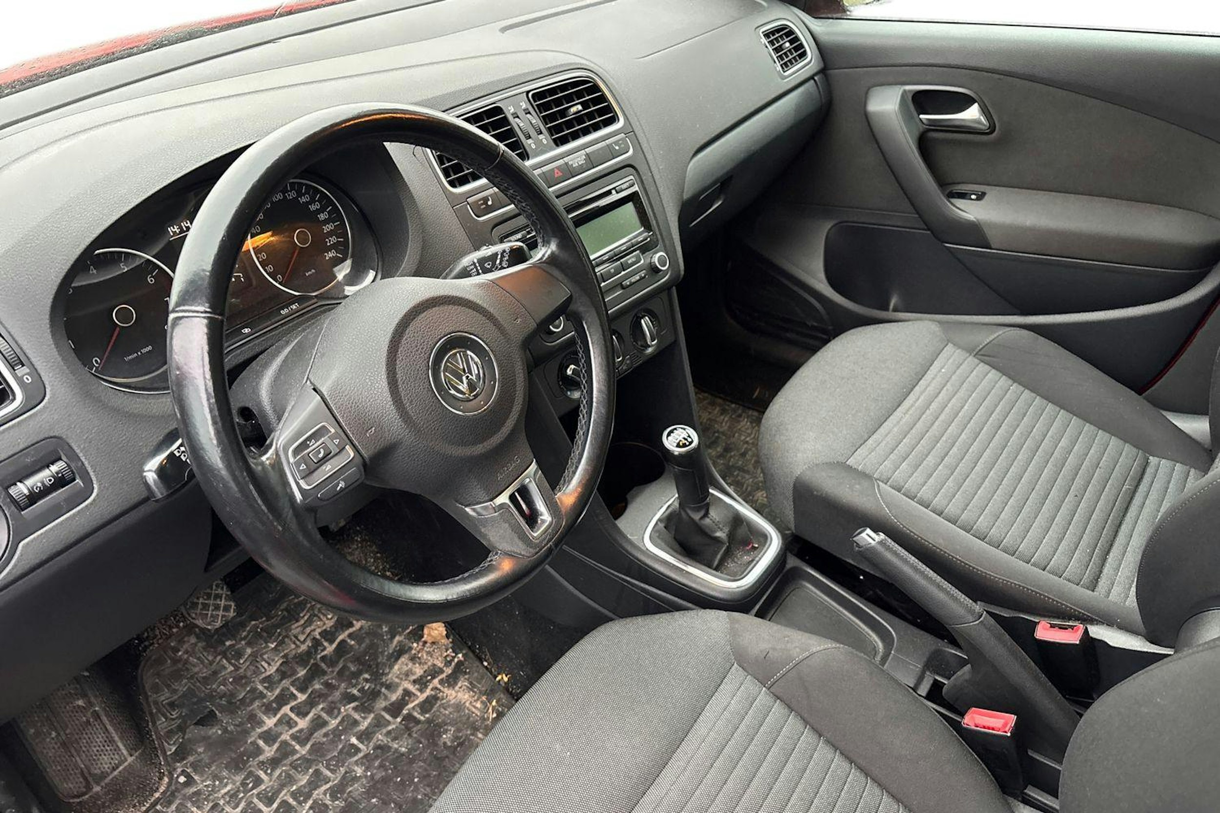 punainen Volkswagen Polo 2011 kuva 3.