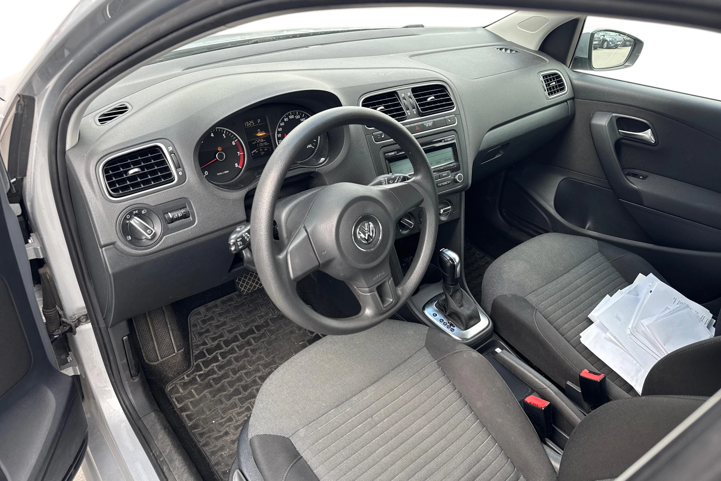 harmaa Volkswagen Polo 2011 kuva 3.