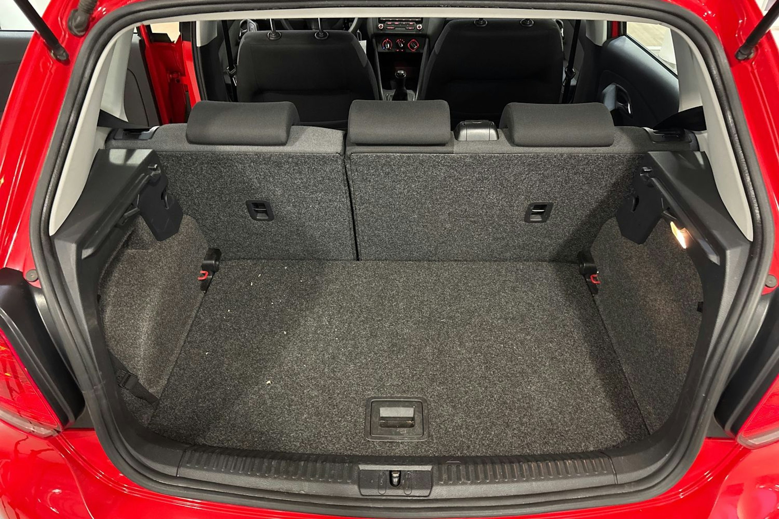 punainen Volkswagen Polo 2013 kuva 15.