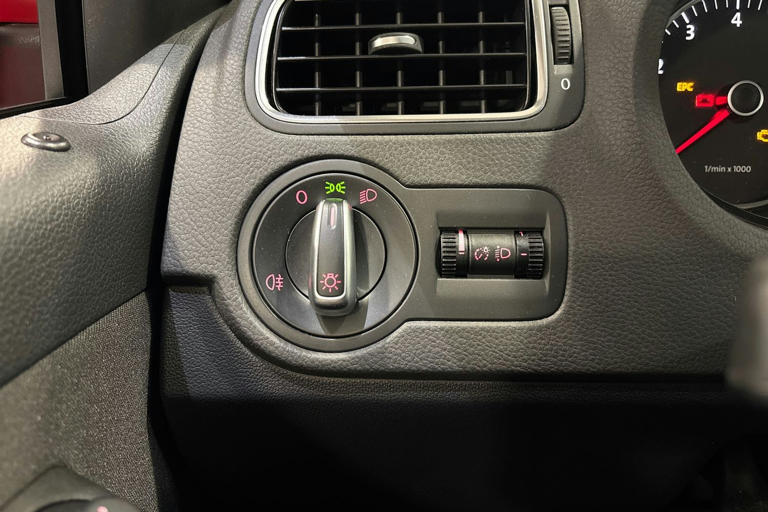 punainen Volkswagen Polo 2013 kuva 16.