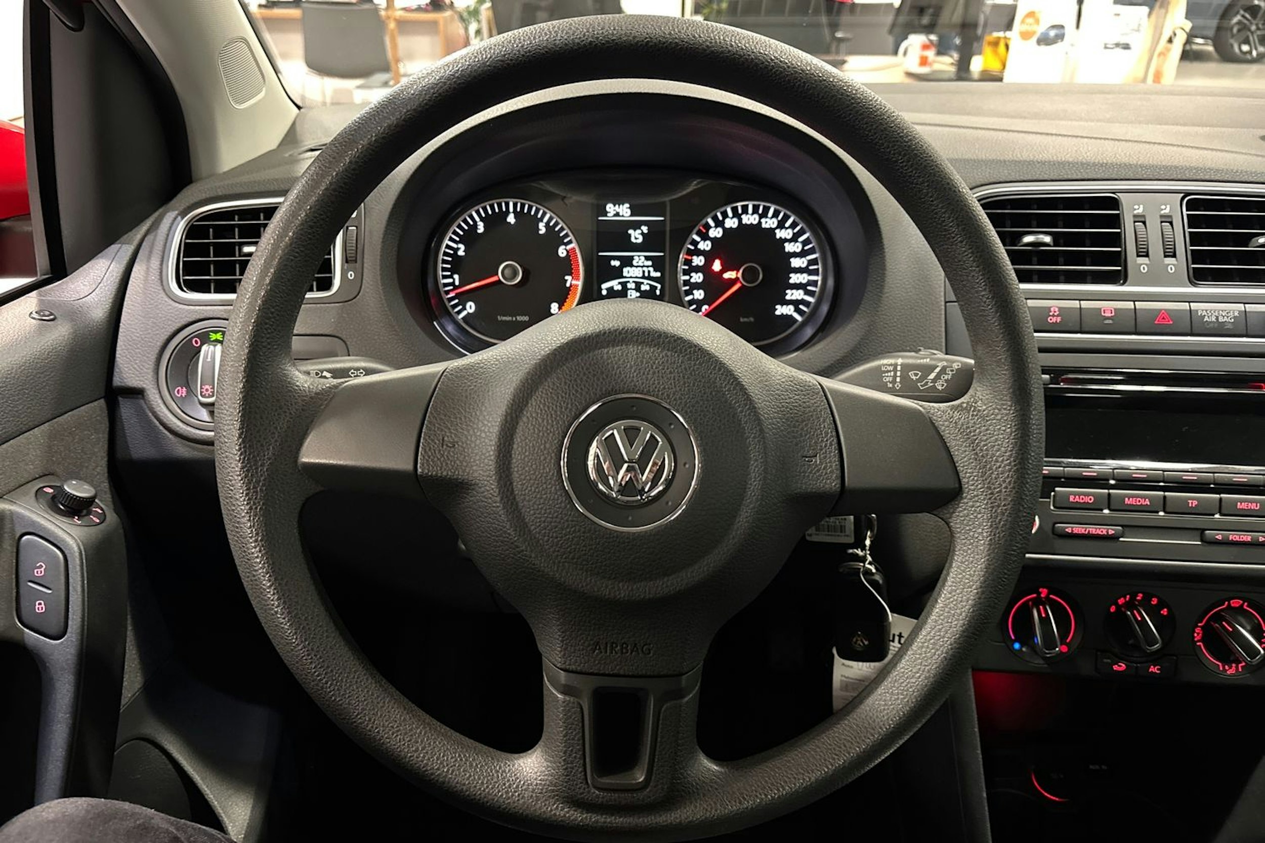 punainen Volkswagen Polo 2013 kuva 17.