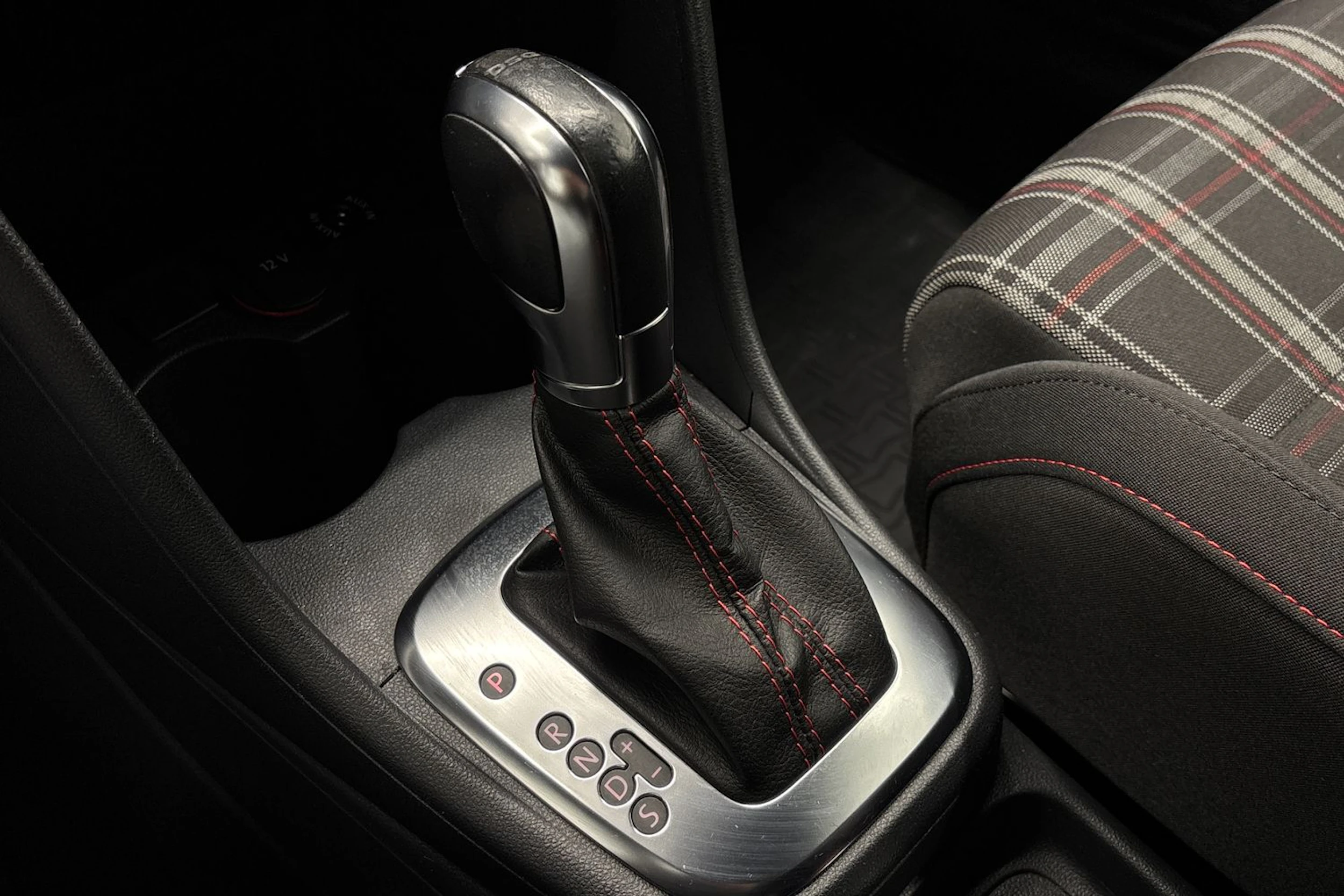 valkoinen Volkswagen Polo 2012 kuva 16.