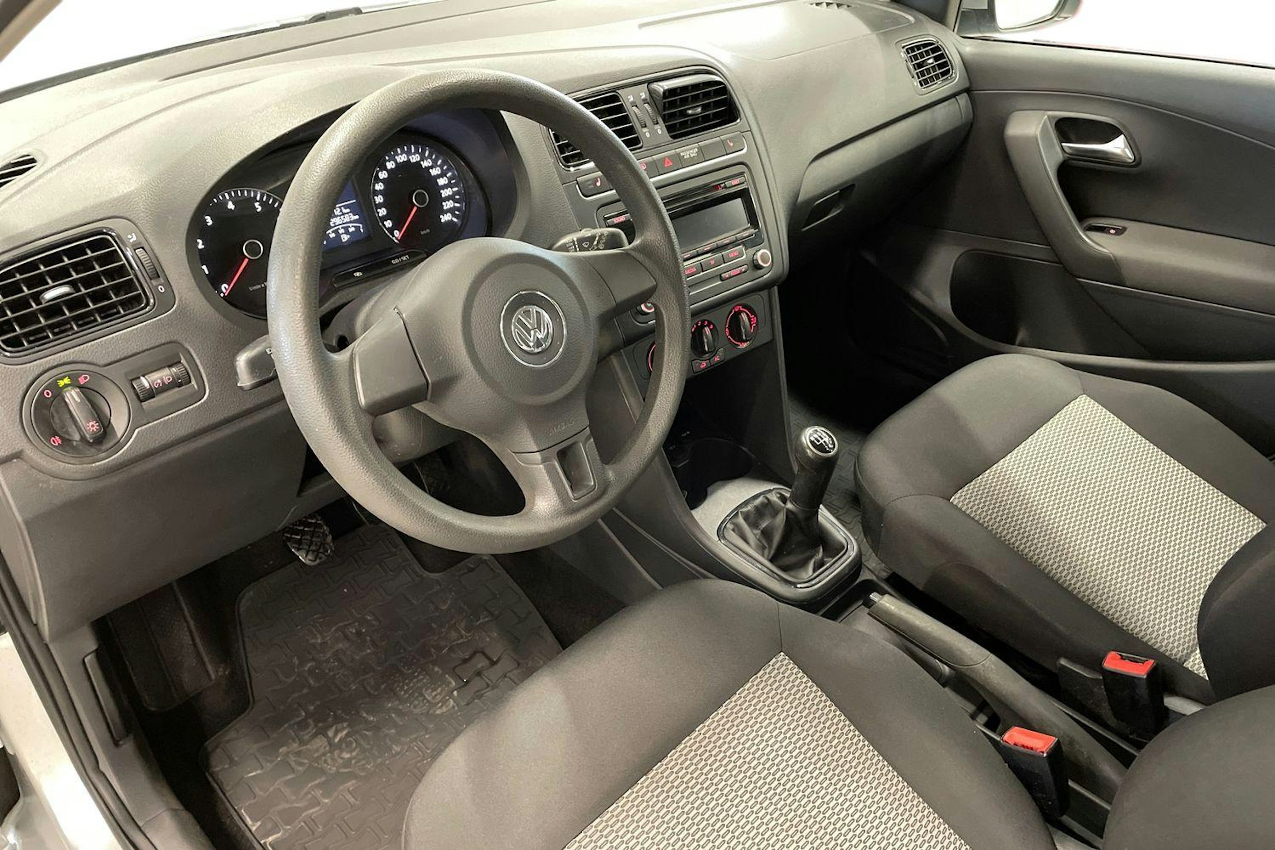harmaa Volkswagen Polo 2012 kuva 7.