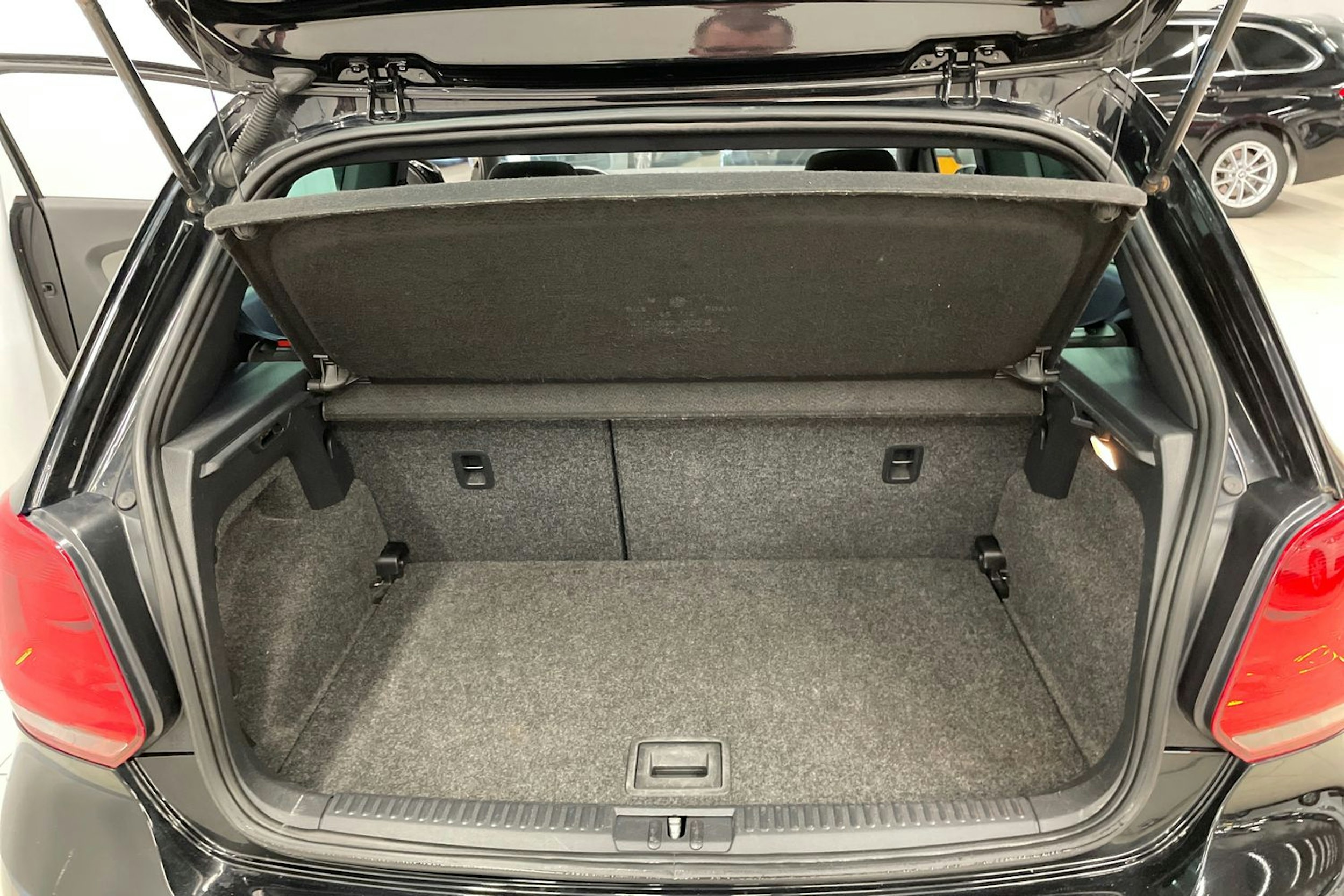 Musta Volkswagen POLO 2012 kuva 19.