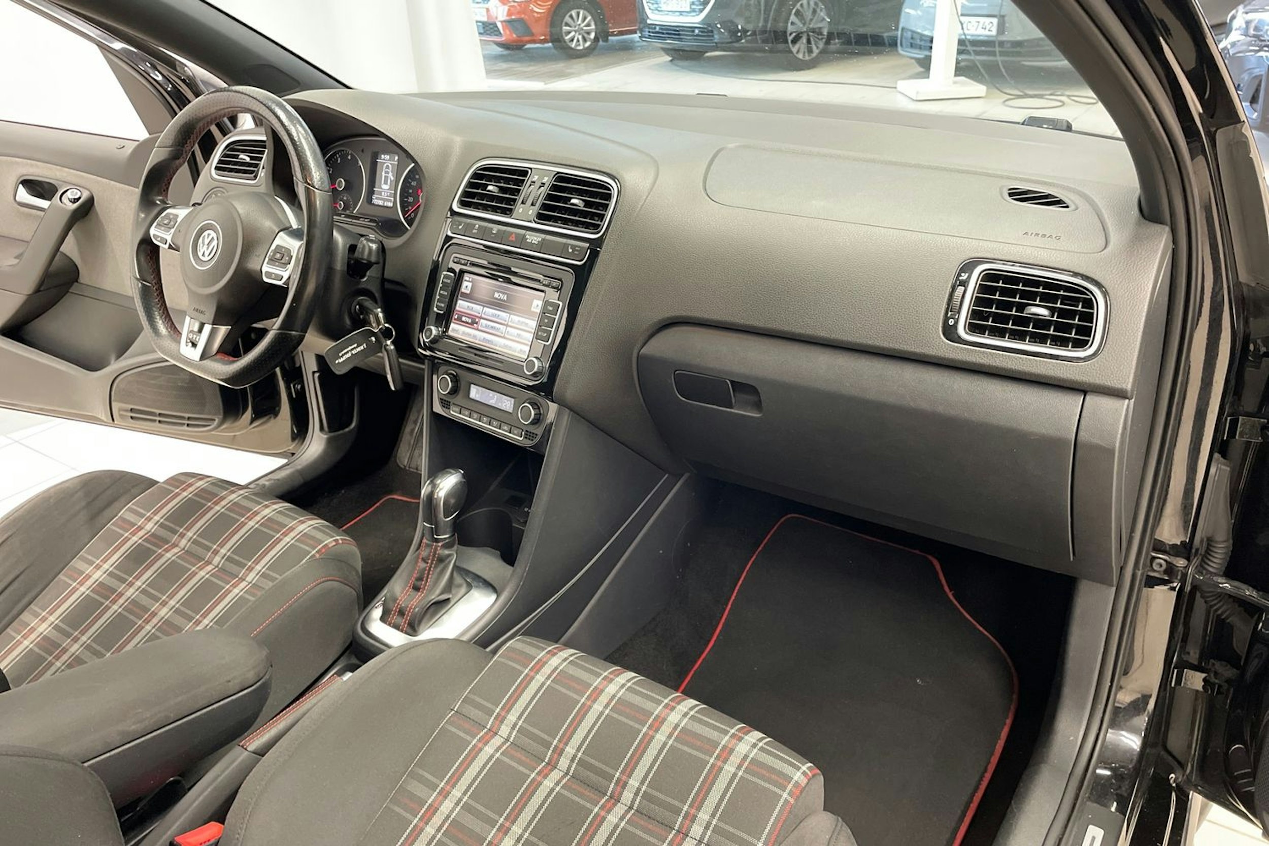 Musta Volkswagen POLO 2012 kuva 20.