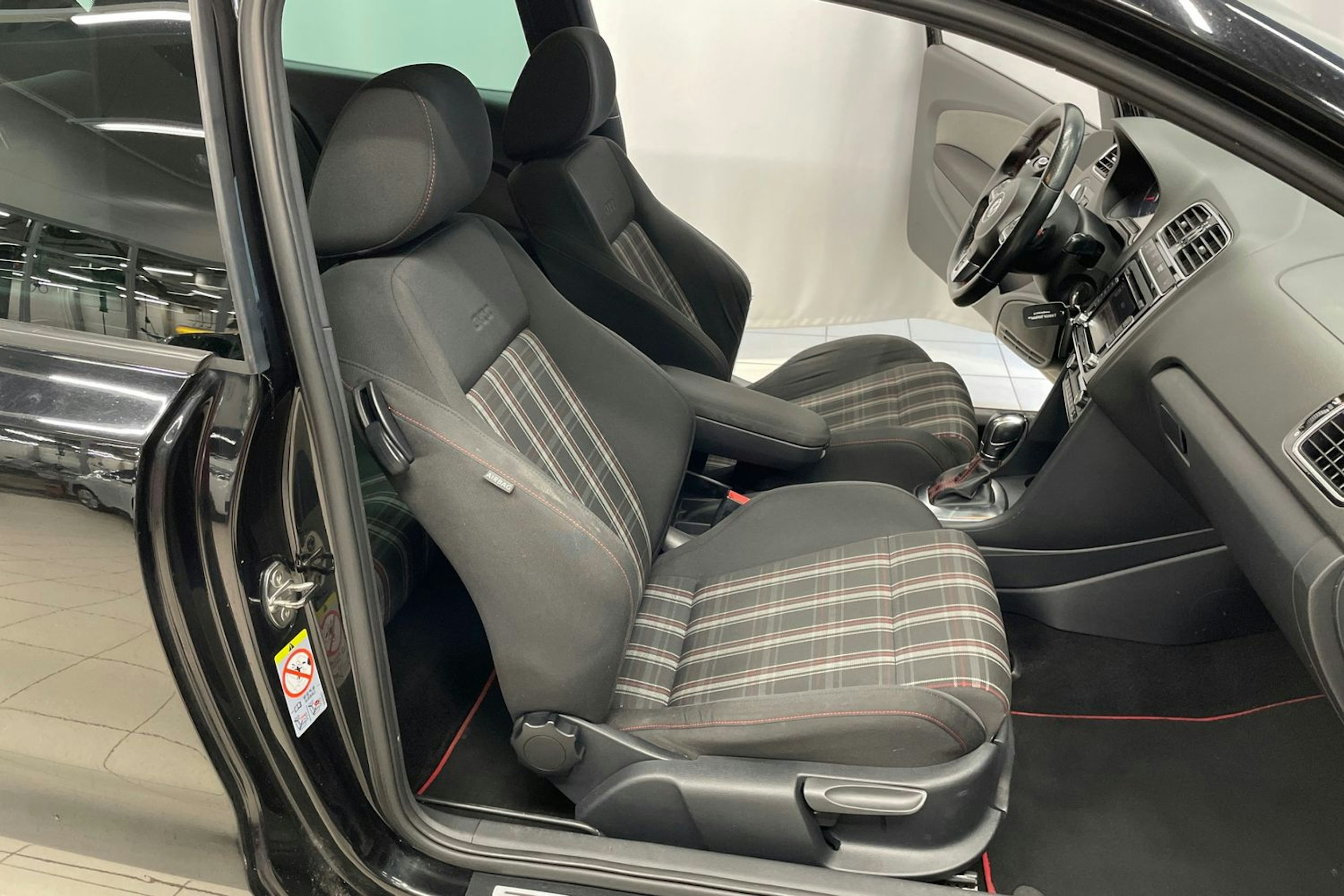 Musta Volkswagen POLO 2012 kuva 21.