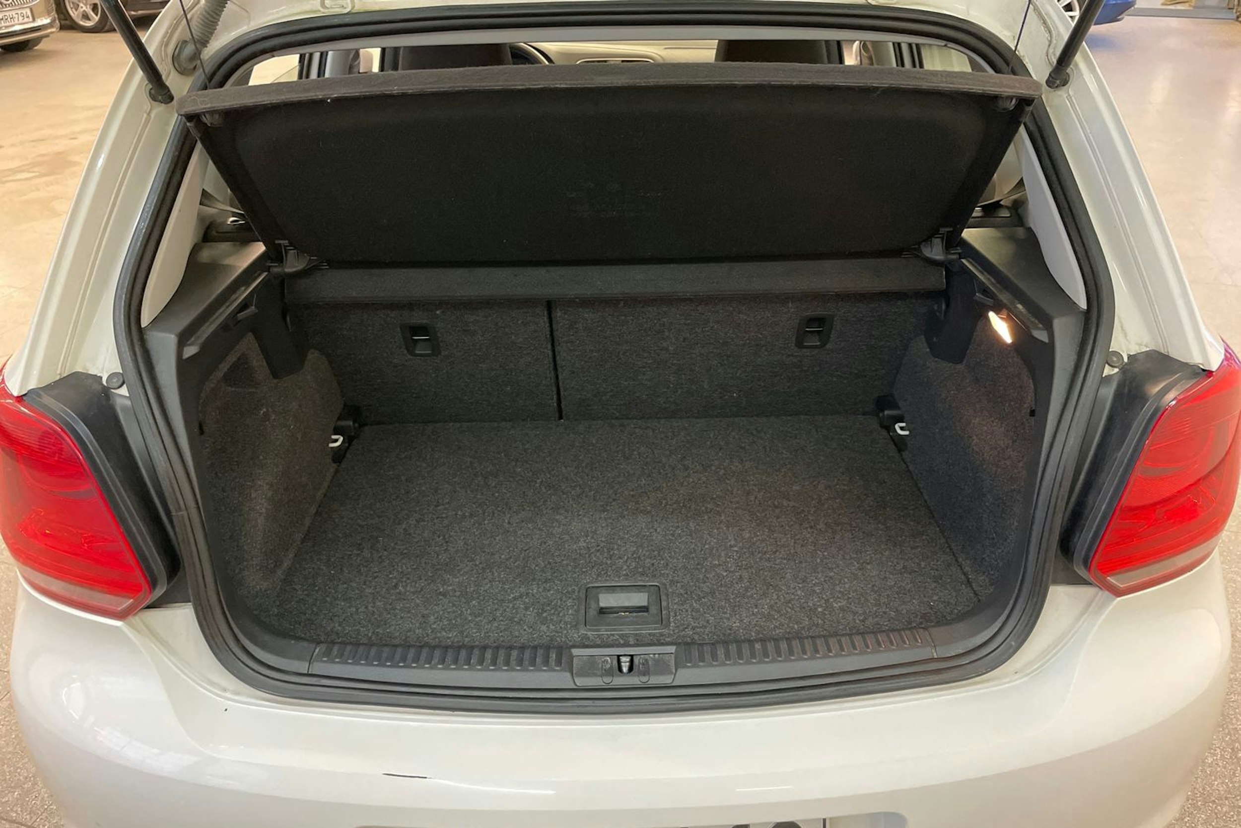 Valkoinen Volkswagen POLO 2012 kuva 17.