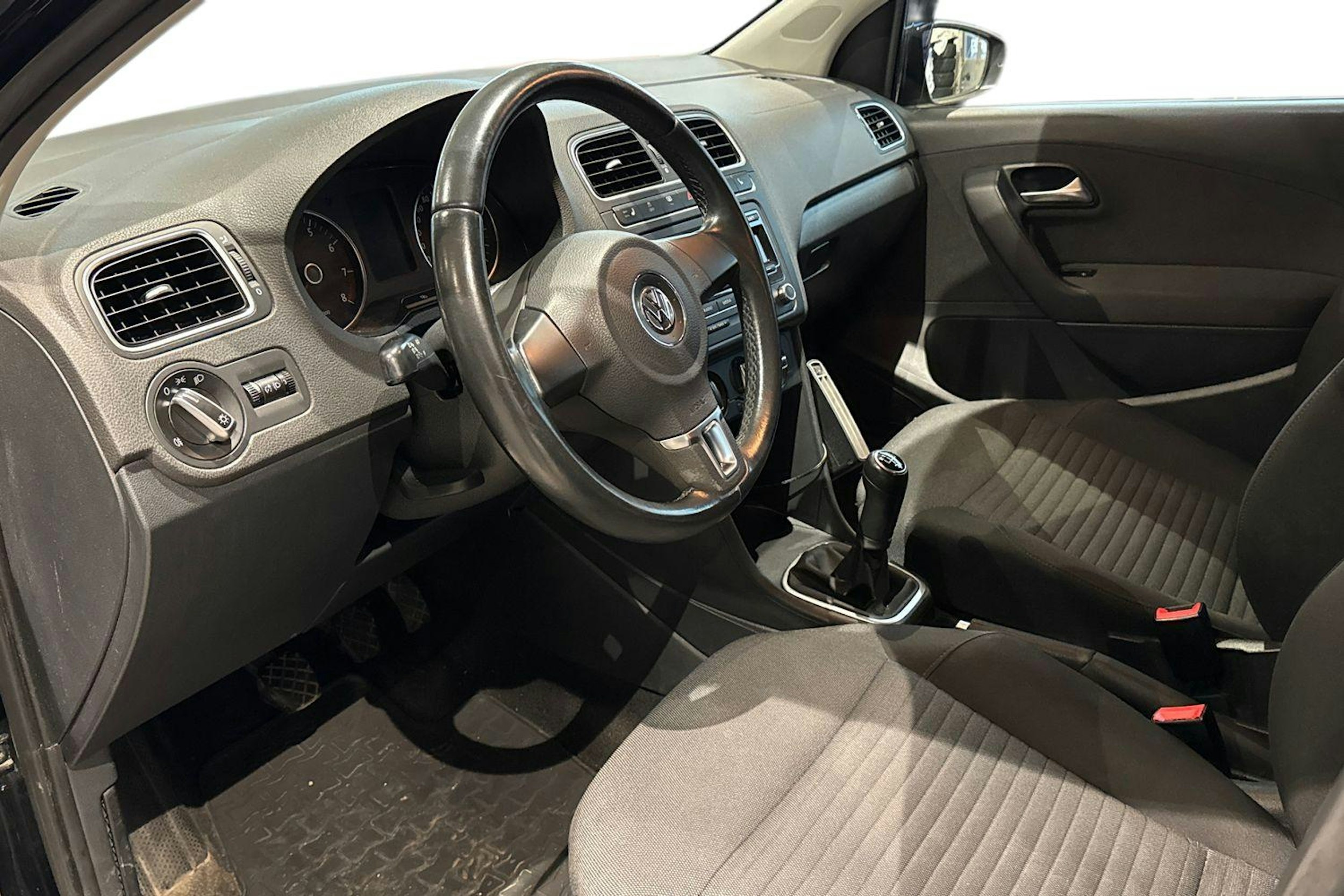 musta Volkswagen Polo 2012 kuva 7.