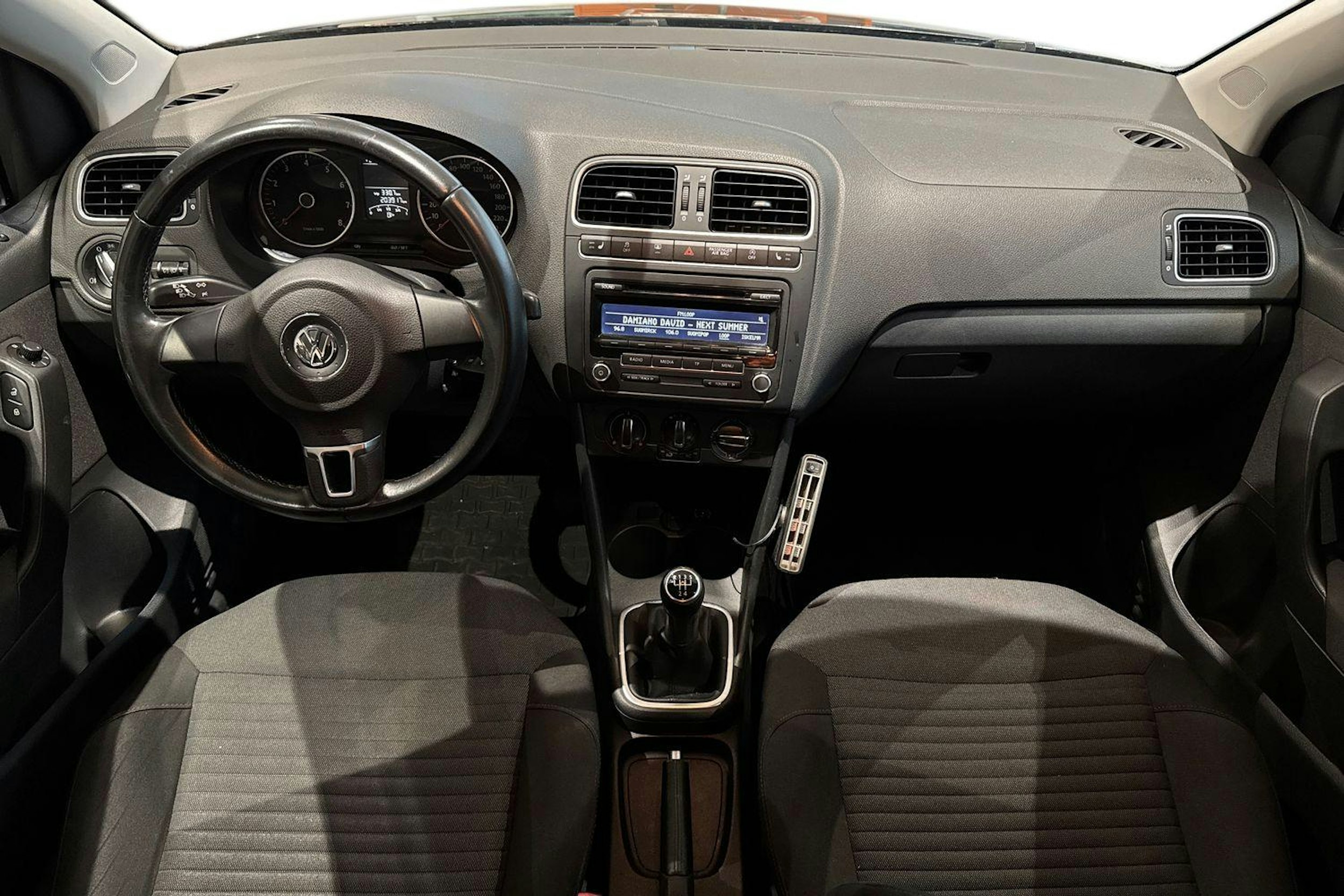 musta Volkswagen Polo 2012 kuva 9.