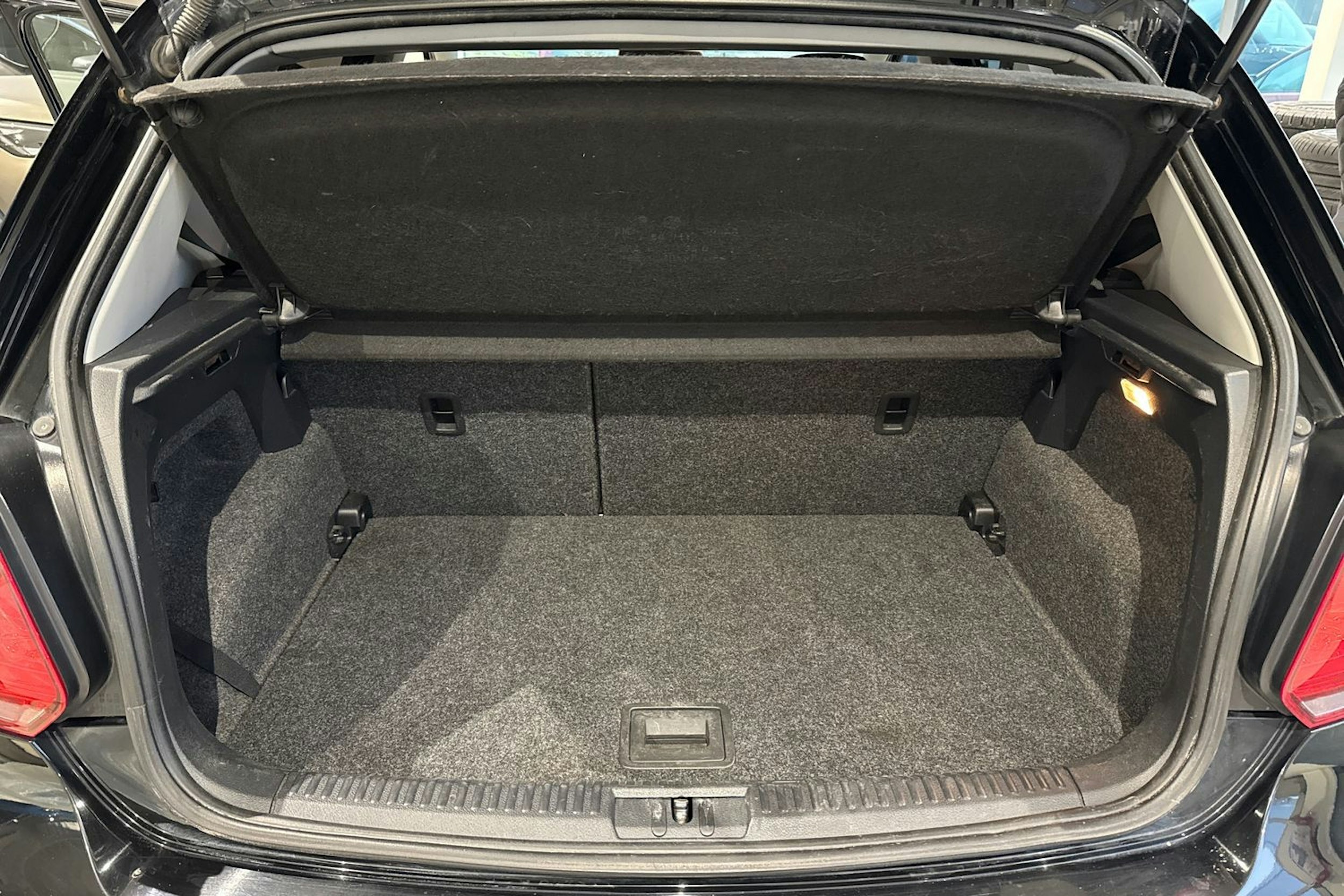 musta Volkswagen Polo 2012 kuva 15.