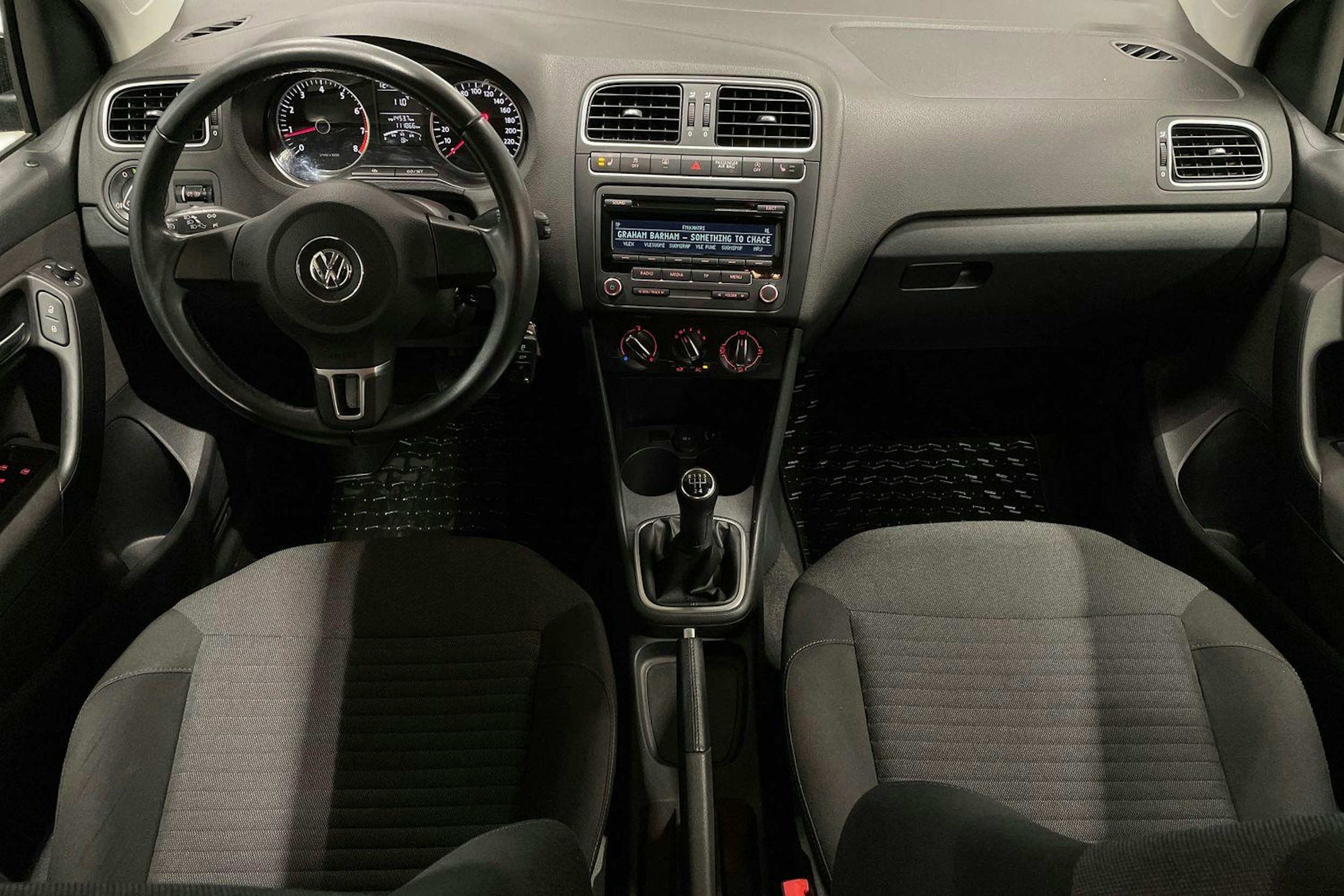 musta Volkswagen Polo 2012 kuva 9.