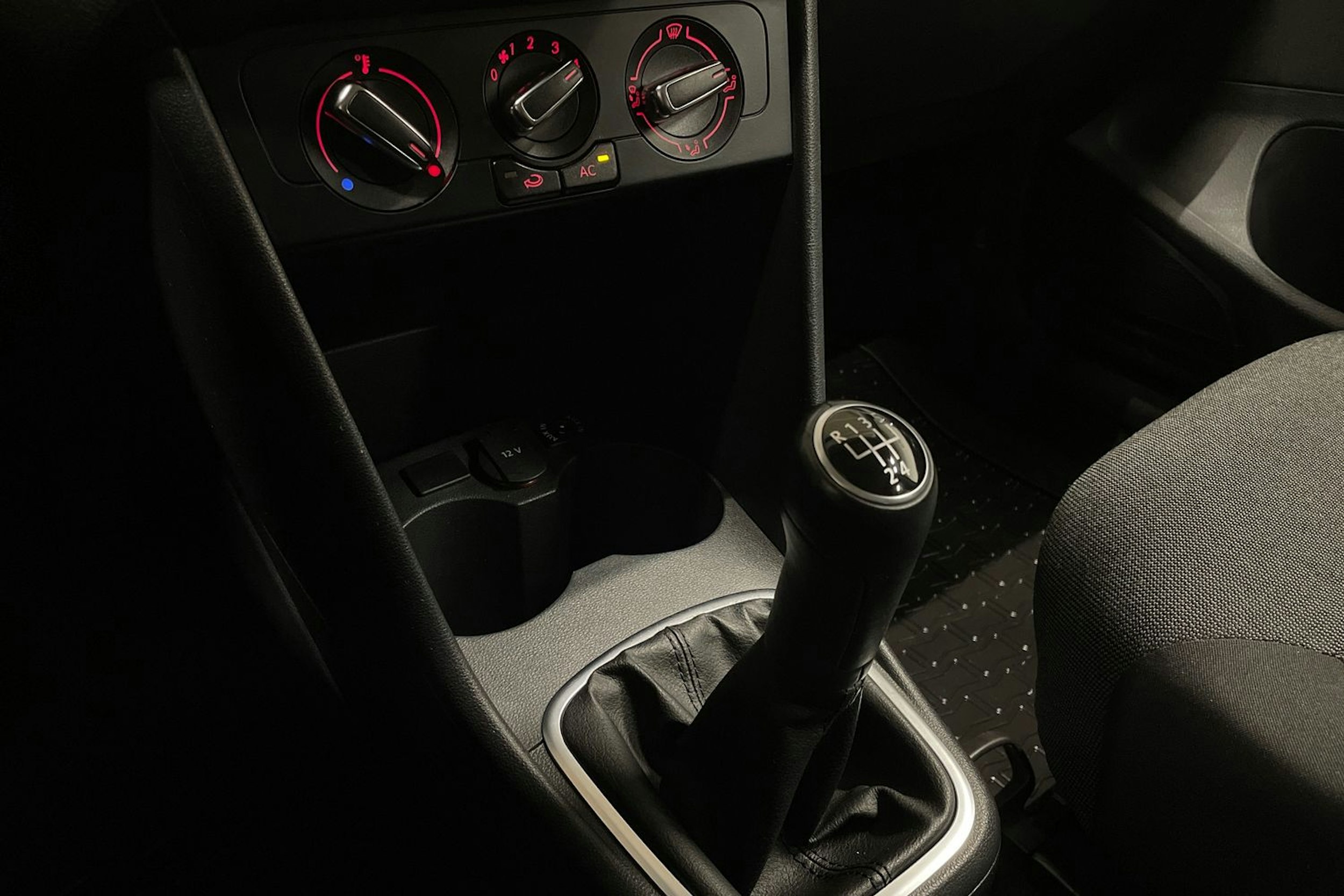 musta Volkswagen Polo 2012 kuva 17.