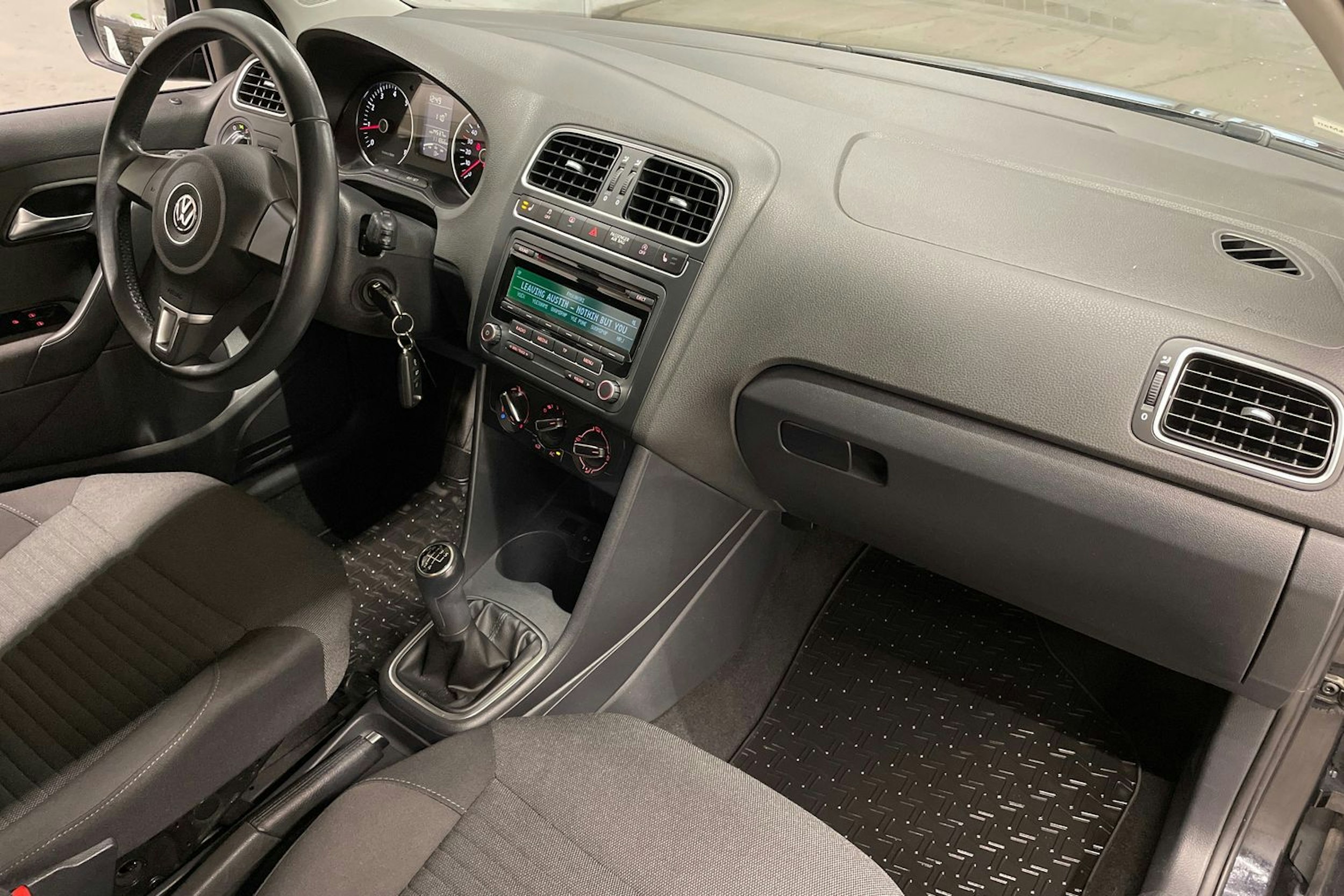 musta Volkswagen Polo 2012 kuva 22.