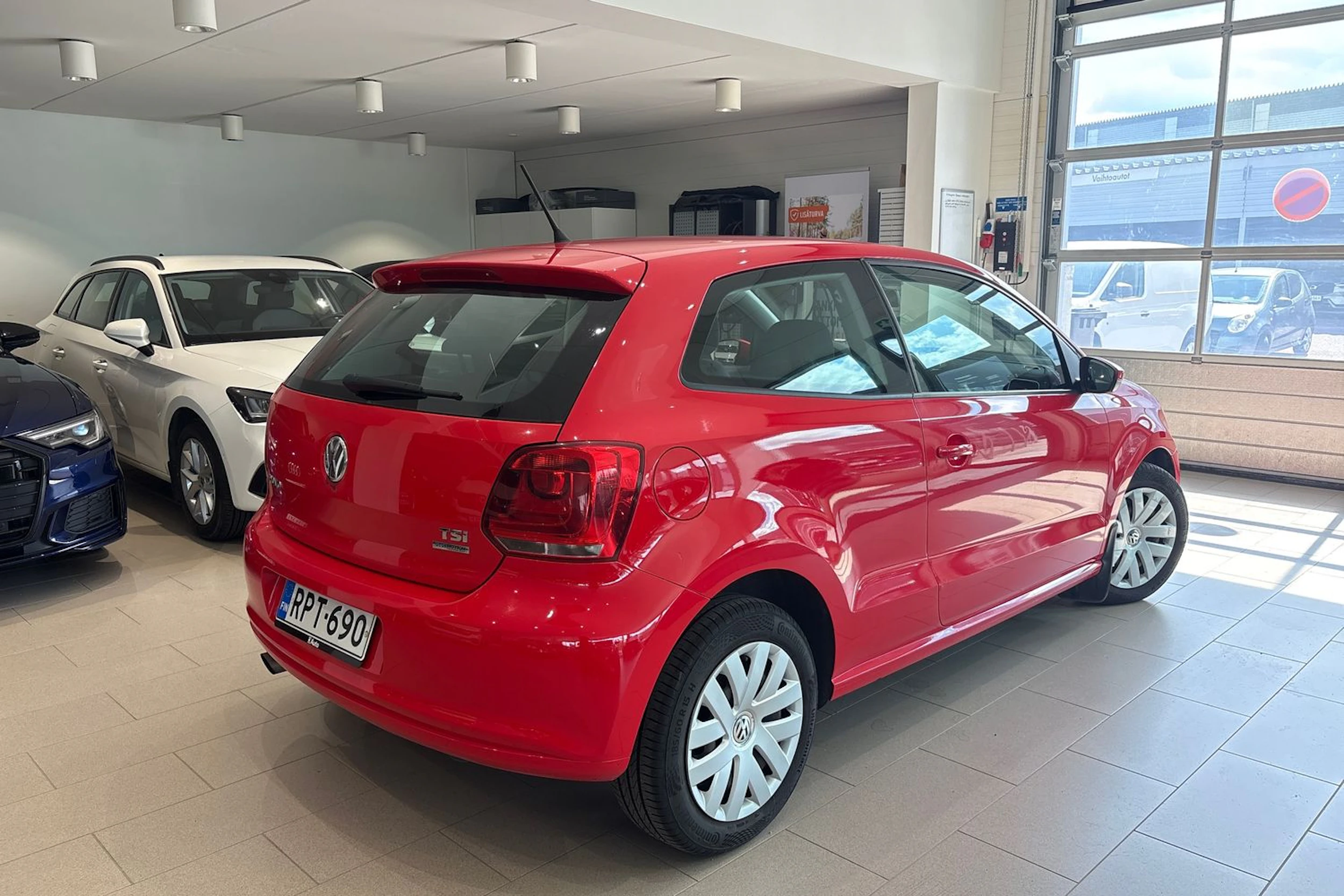 punainen Volkswagen Polo 2012 kuva 14.