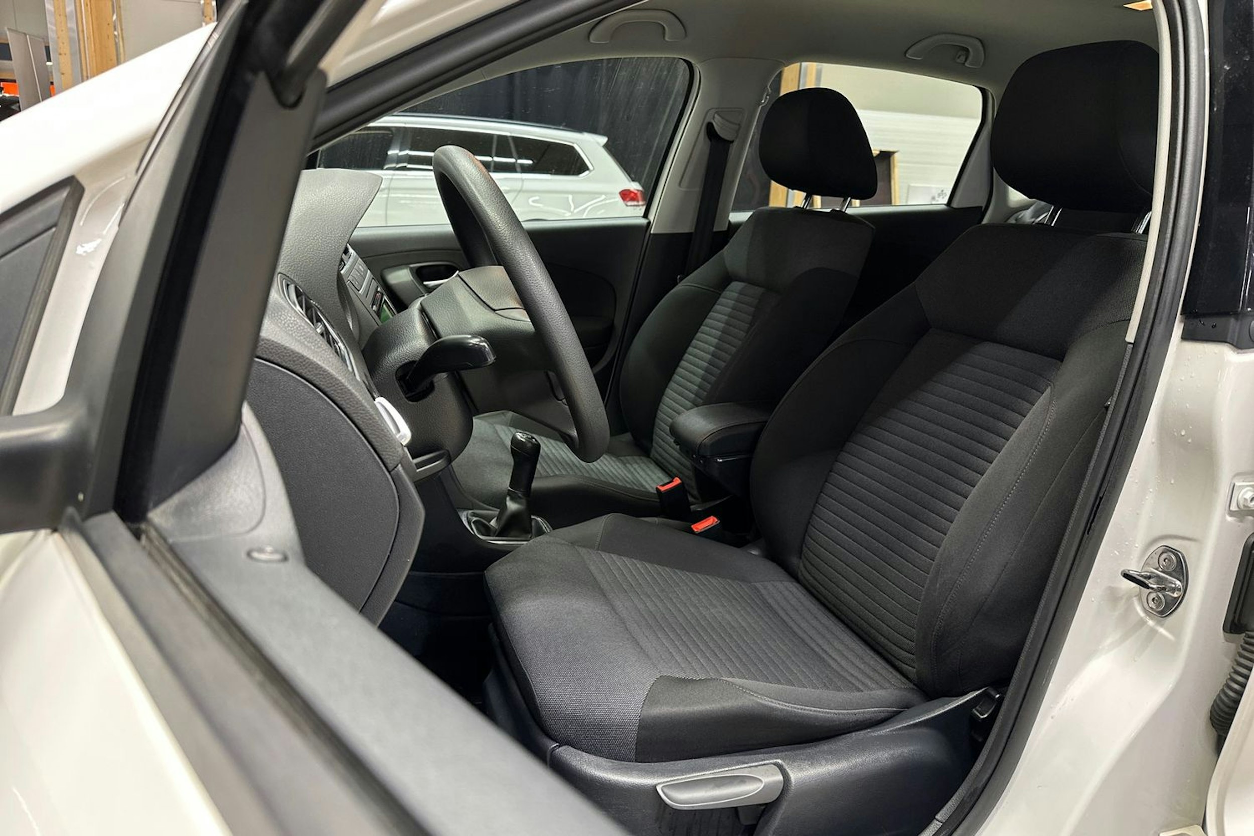 valkoinen Volkswagen Polo 2012 kuva 15.