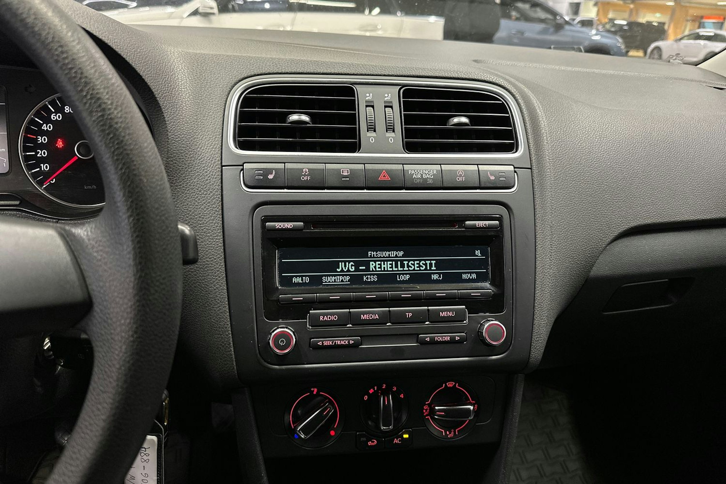 valkoinen Volkswagen Polo 2012 kuva 17.