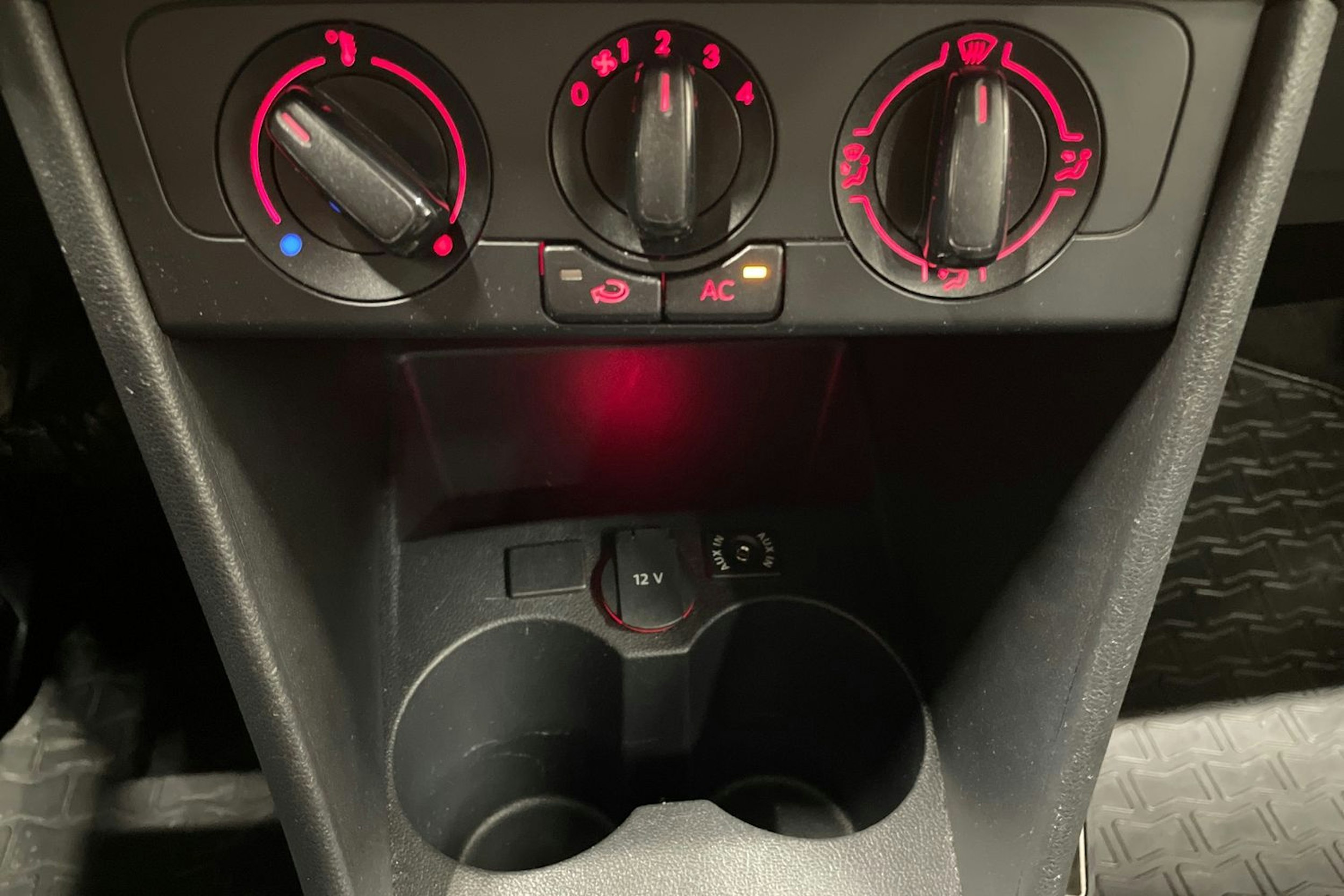 Punainen Volkswagen POLO 2012 kuva 16.