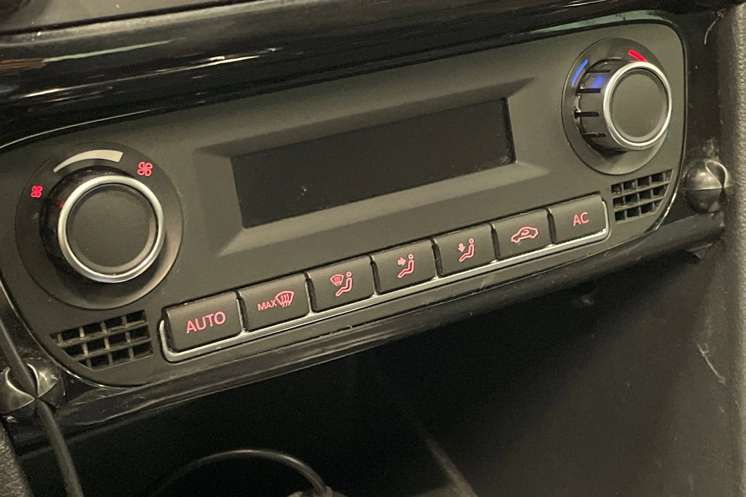 Punainen Volkswagen POLO 2012 kuva 18.