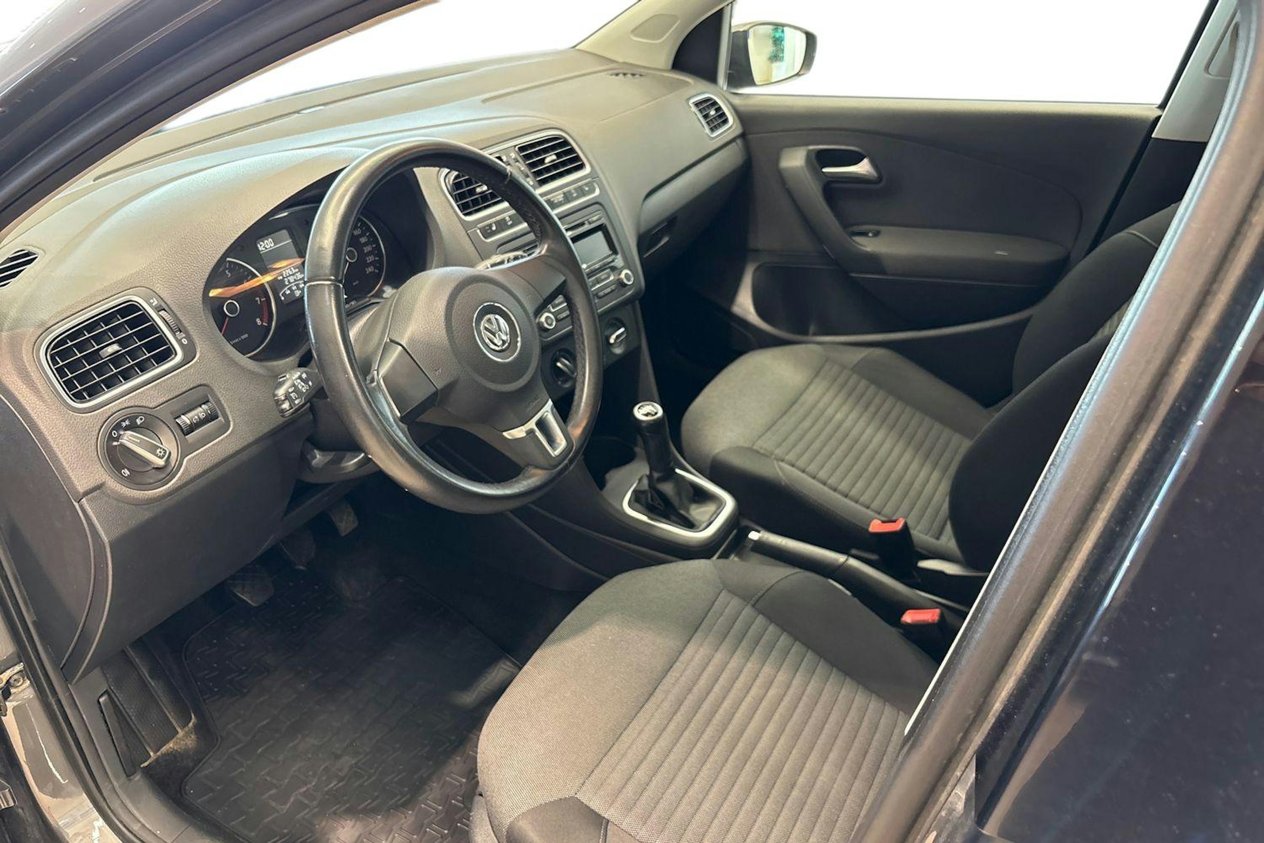 Harmaa Volkswagen POLO 2013 kuva 6.